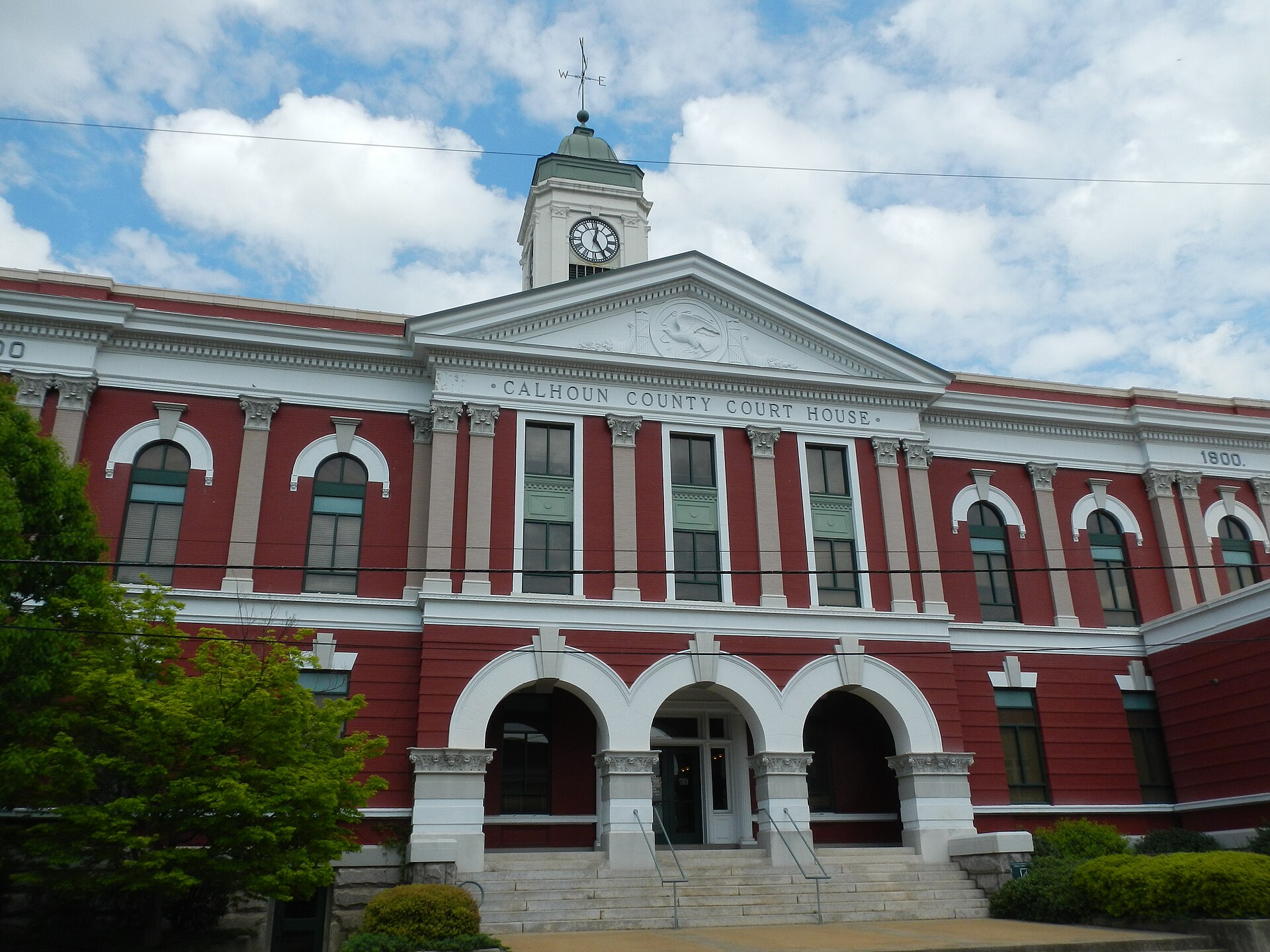 This is a photograph of the Calhoun County Courthouse in Anniston, Alabama.