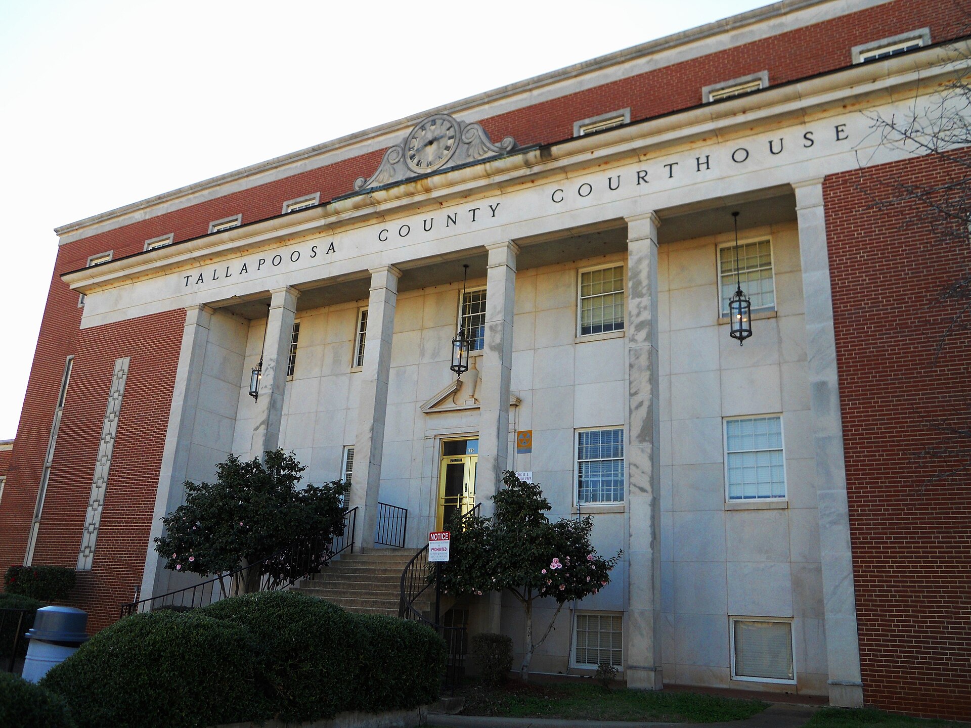 This is a photograph of the Tallapoosa County Courthouse in Dadeville, Alabama.