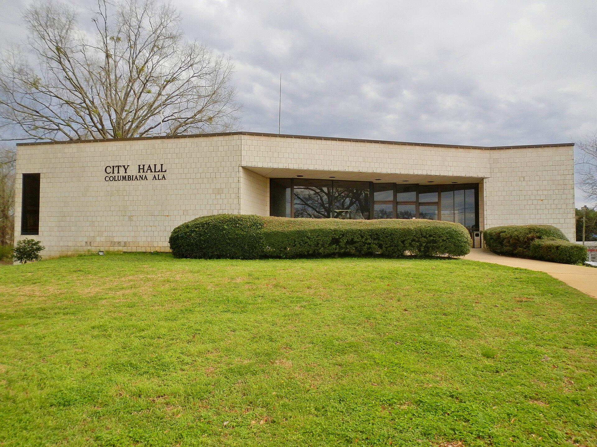 This is a photograph of the city hall in Columbiana, Alabama.