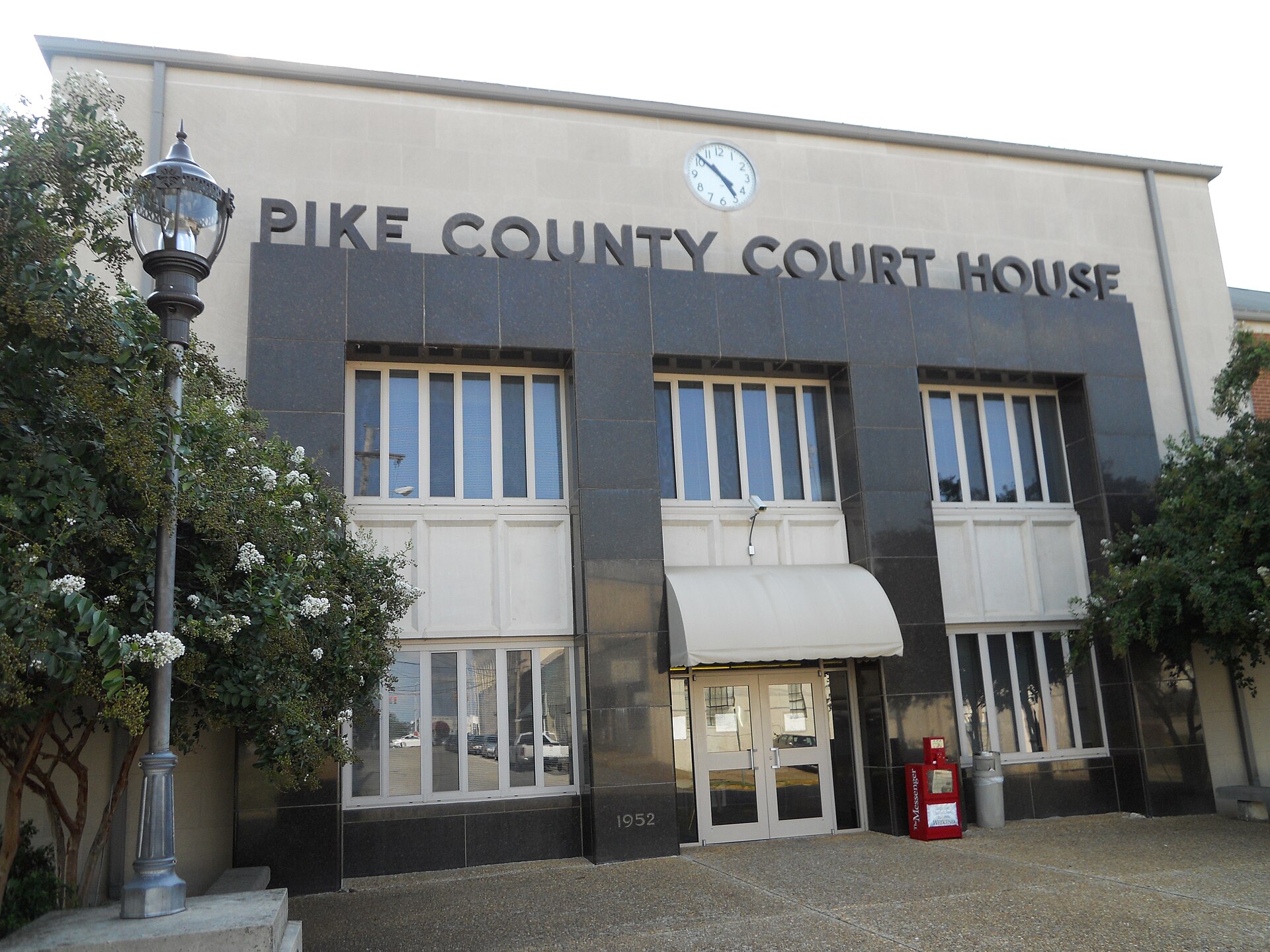 This is a photograph of the Pike County Courthouse located in Troy, Alabama.
