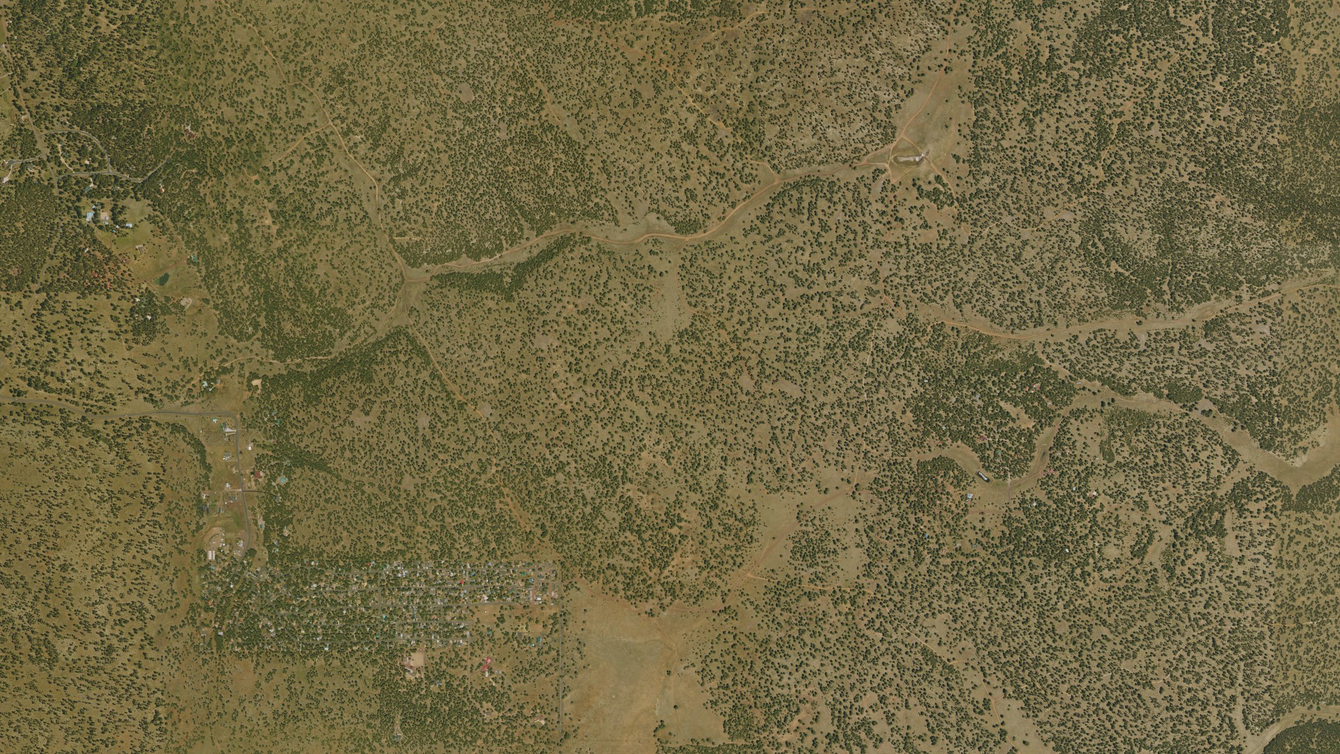 Natural-color aerial photograph of land around Mountainaire, Arizona