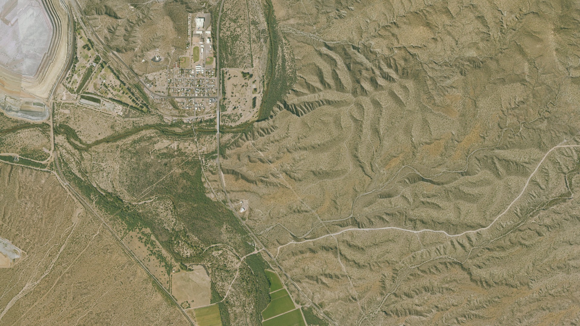 Natural-color aerial photograph of land around Winkelman, Arizona