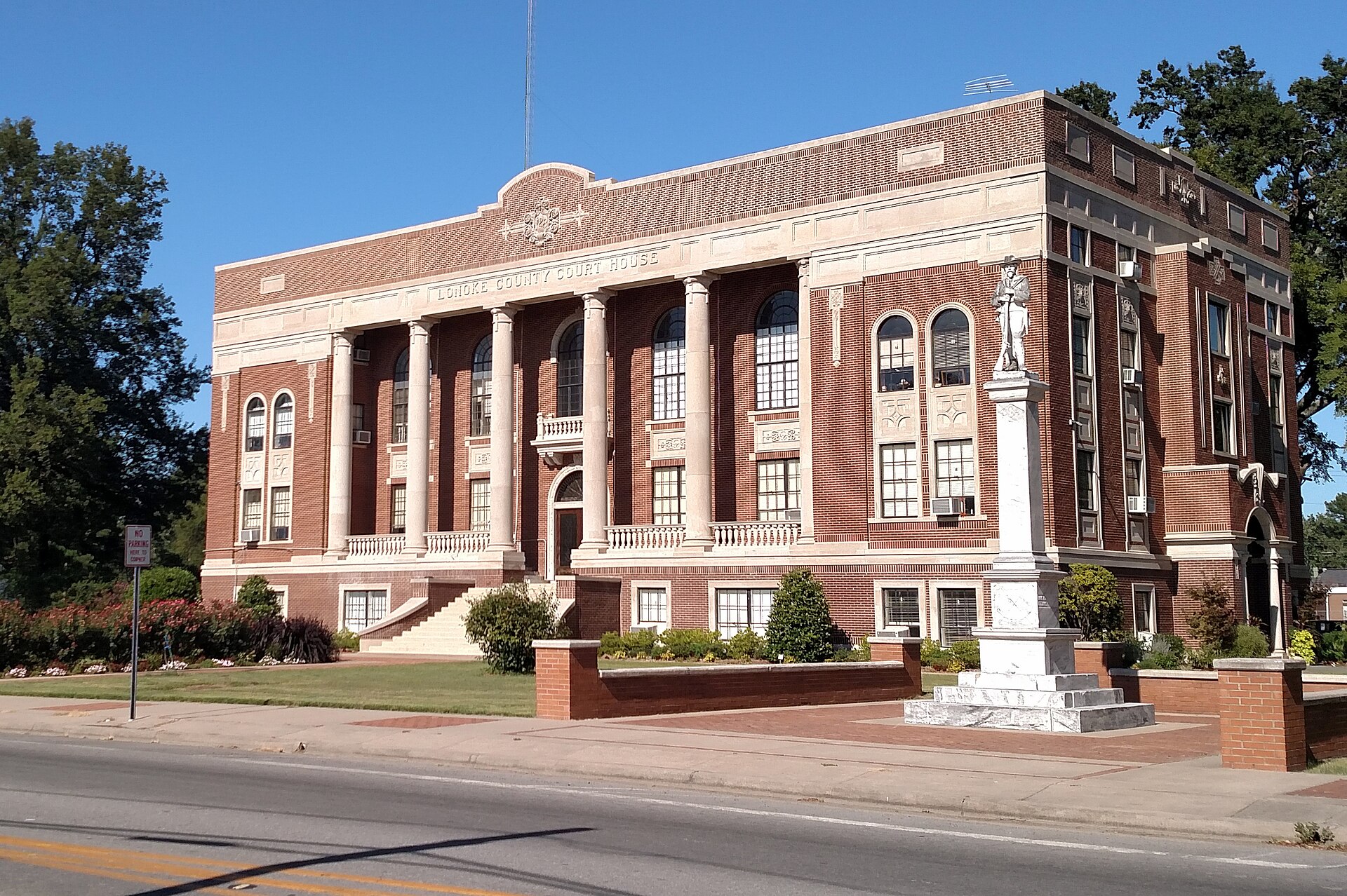 LONOKE COUNTY COURTHOUSE N. Center St. 1928 Neoclassical design by Little Rock architect H. Ray Burks — Arkansas