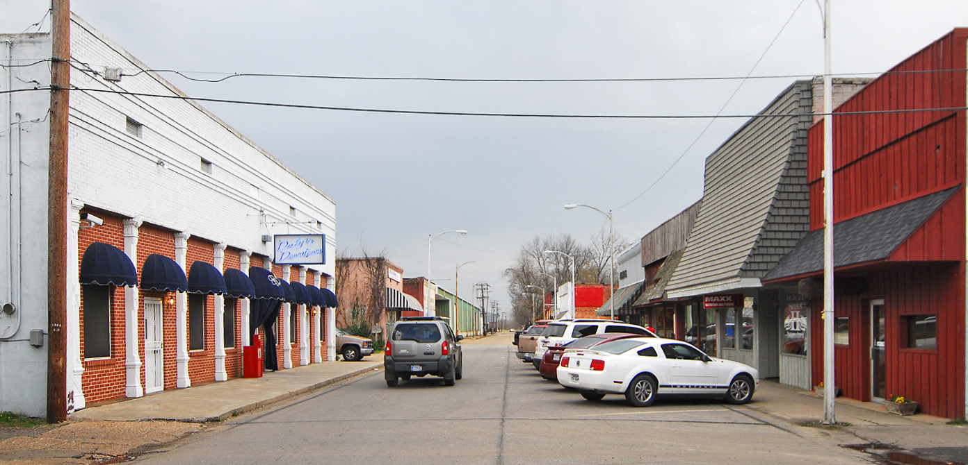 historic district Dardanelle downtown building on right handside of picture is Riverfront Antiques. — Arkansas