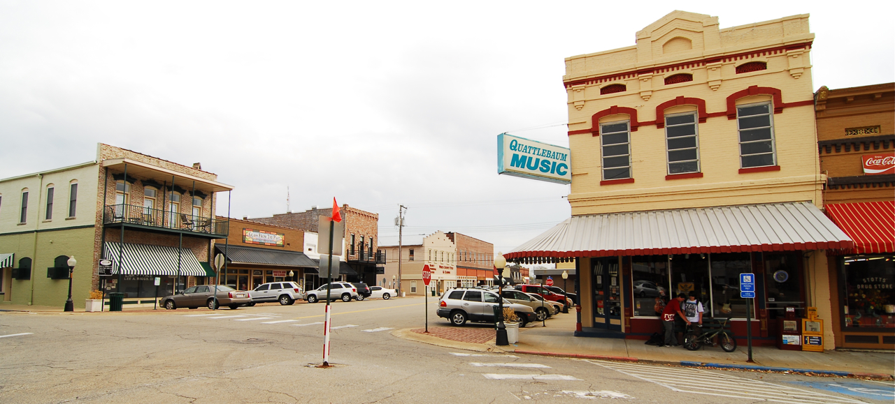 An intersection in downtown Searcy, Arkansas which is quite lively—some may say—compared with other eastern Arkansas towns.