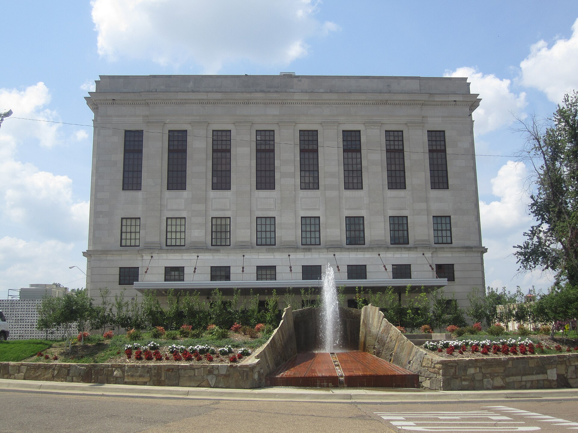 I took photo of rear of the U.S. Courthouse in Texarkana, which divides Texas and Arkansas.