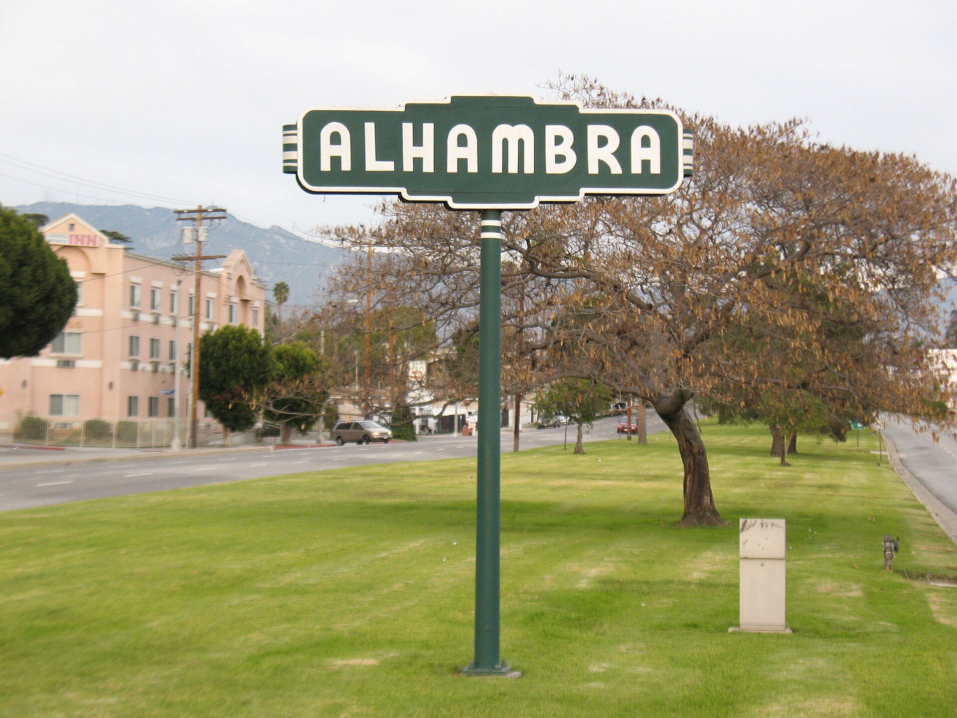 a welcome sign sr:Слика:Alhambra — California