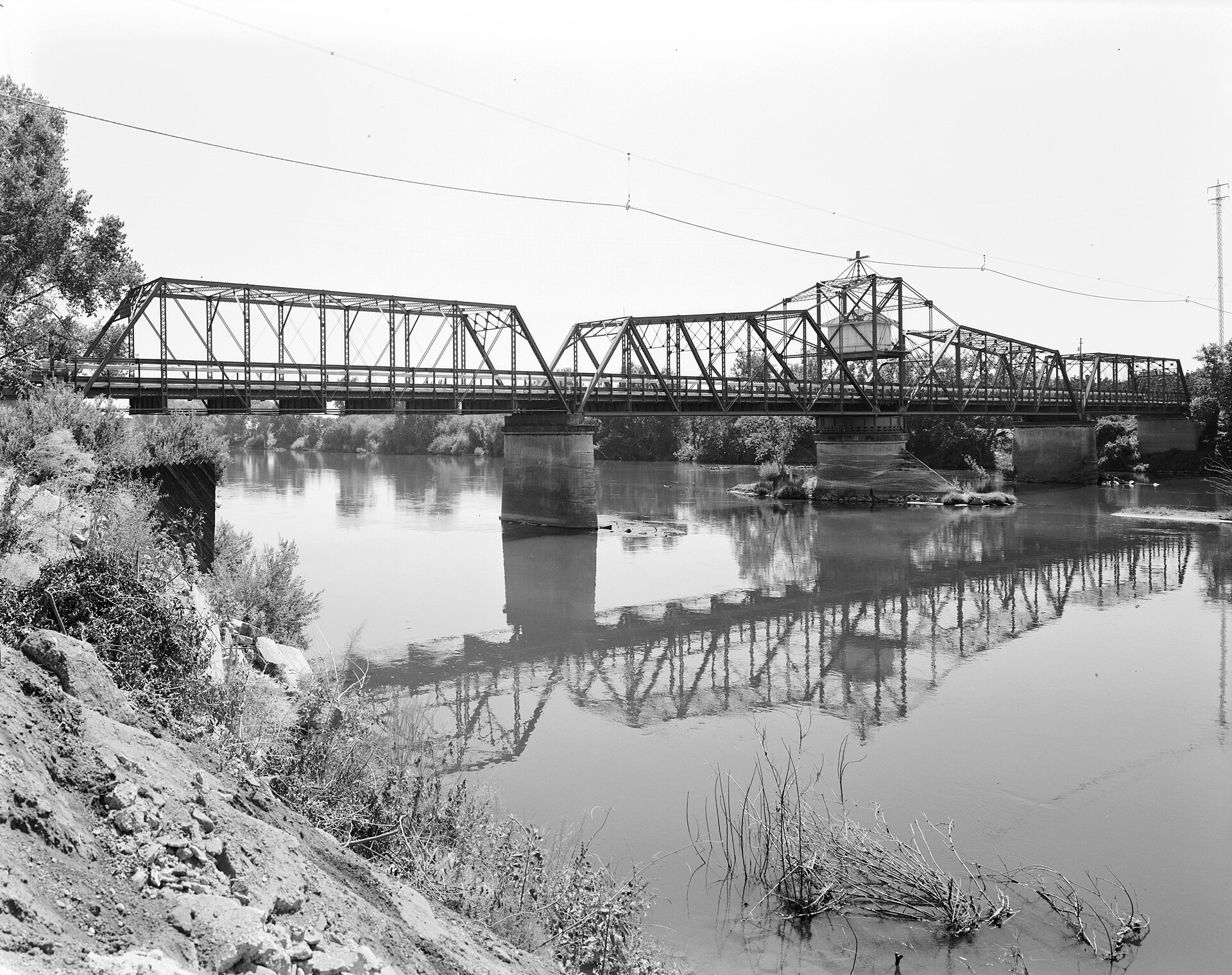Gianella Bridge — spanning the Sacramento River at State Highway 32, Hamilton City vicinity (Glenn County, California).
