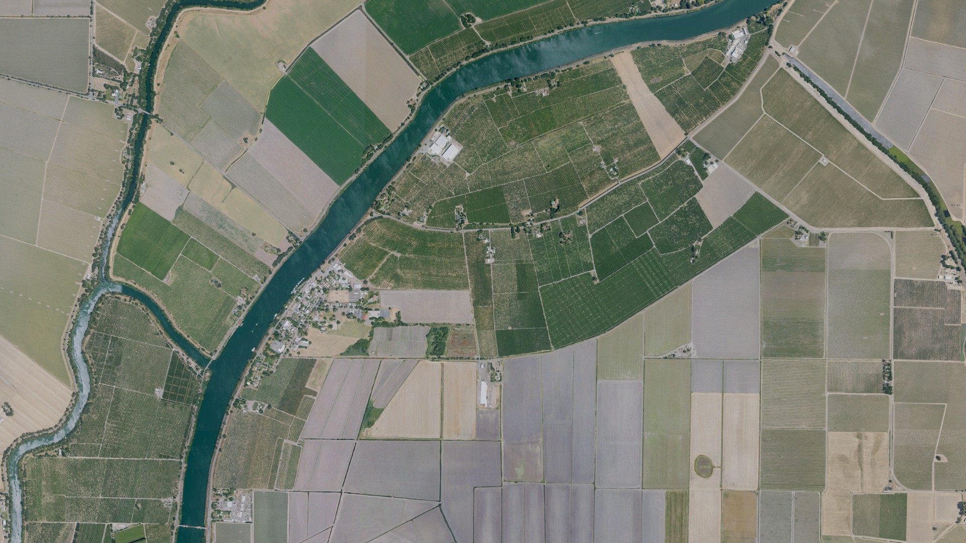 Natural-color aerial photograph of land around Courtland, California