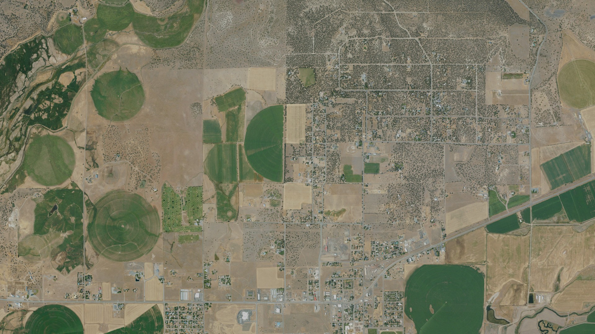 Natural-color aerial photograph of land around Daphnedale Park, California