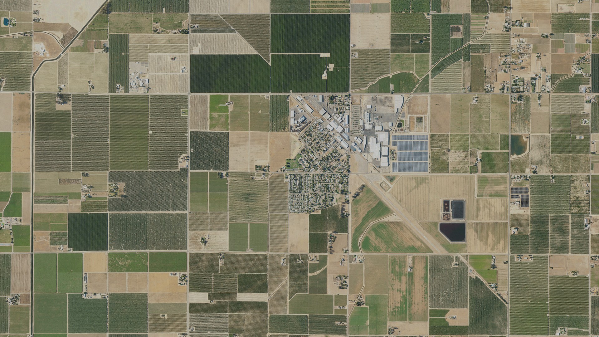 Natural-color aerial photograph of land around Del Rey, California