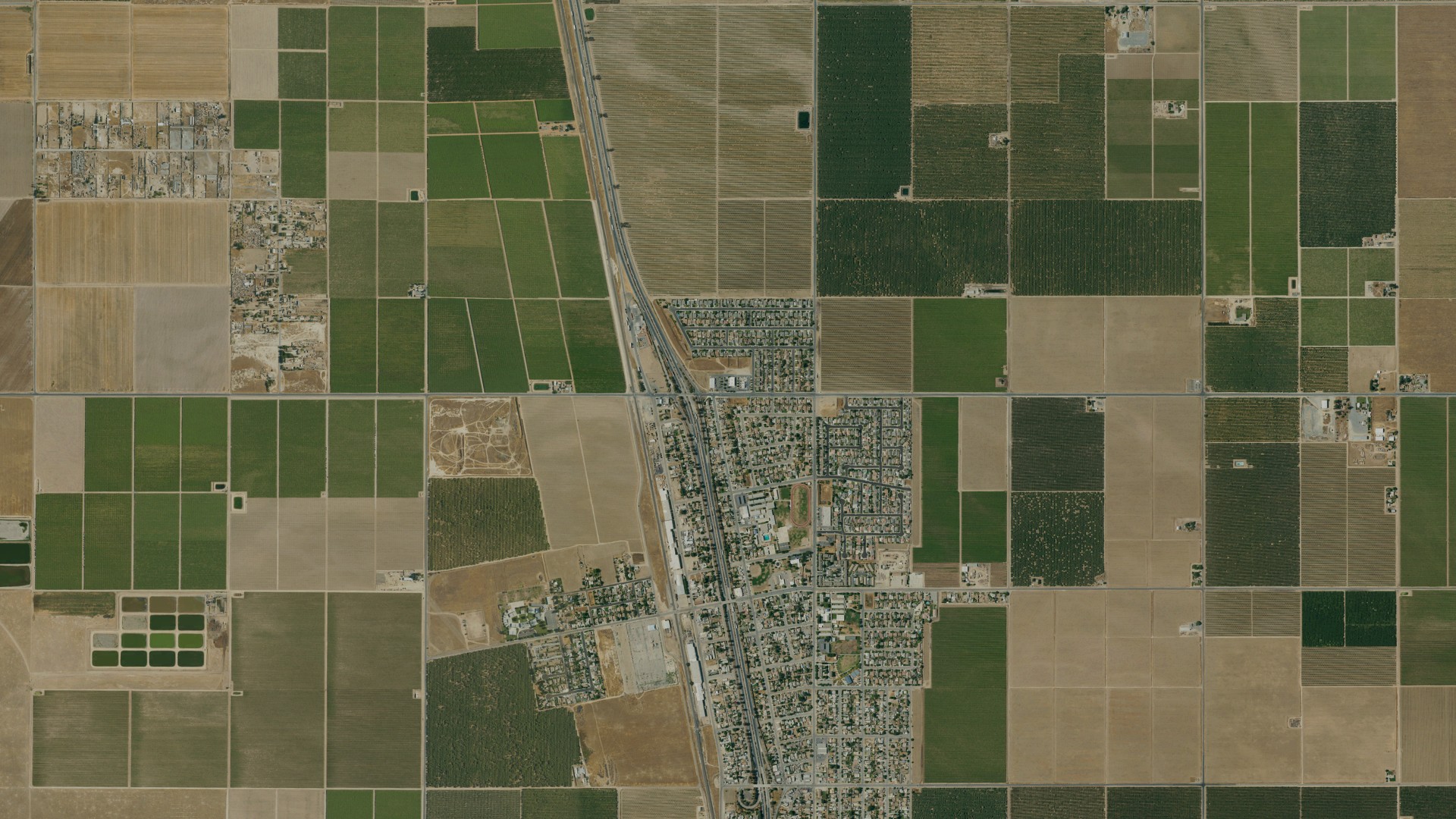 Natural-color aerial photograph of land around Earlimart, California