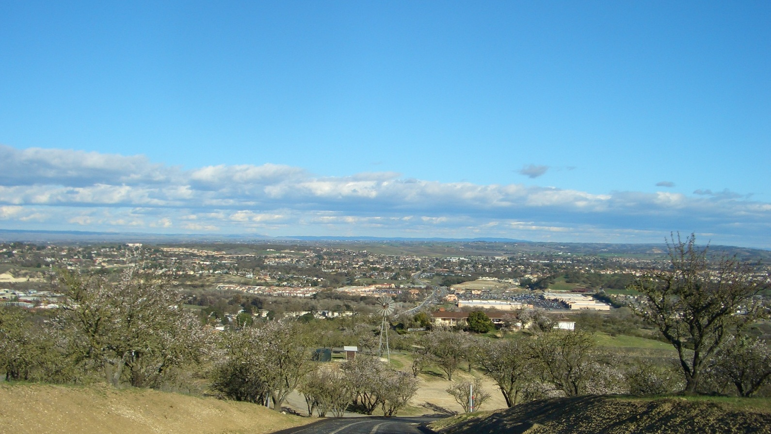 Hilltop photo of Paso Robles. By Sam Houston. — El Paso de Robles (Paso Robles), California