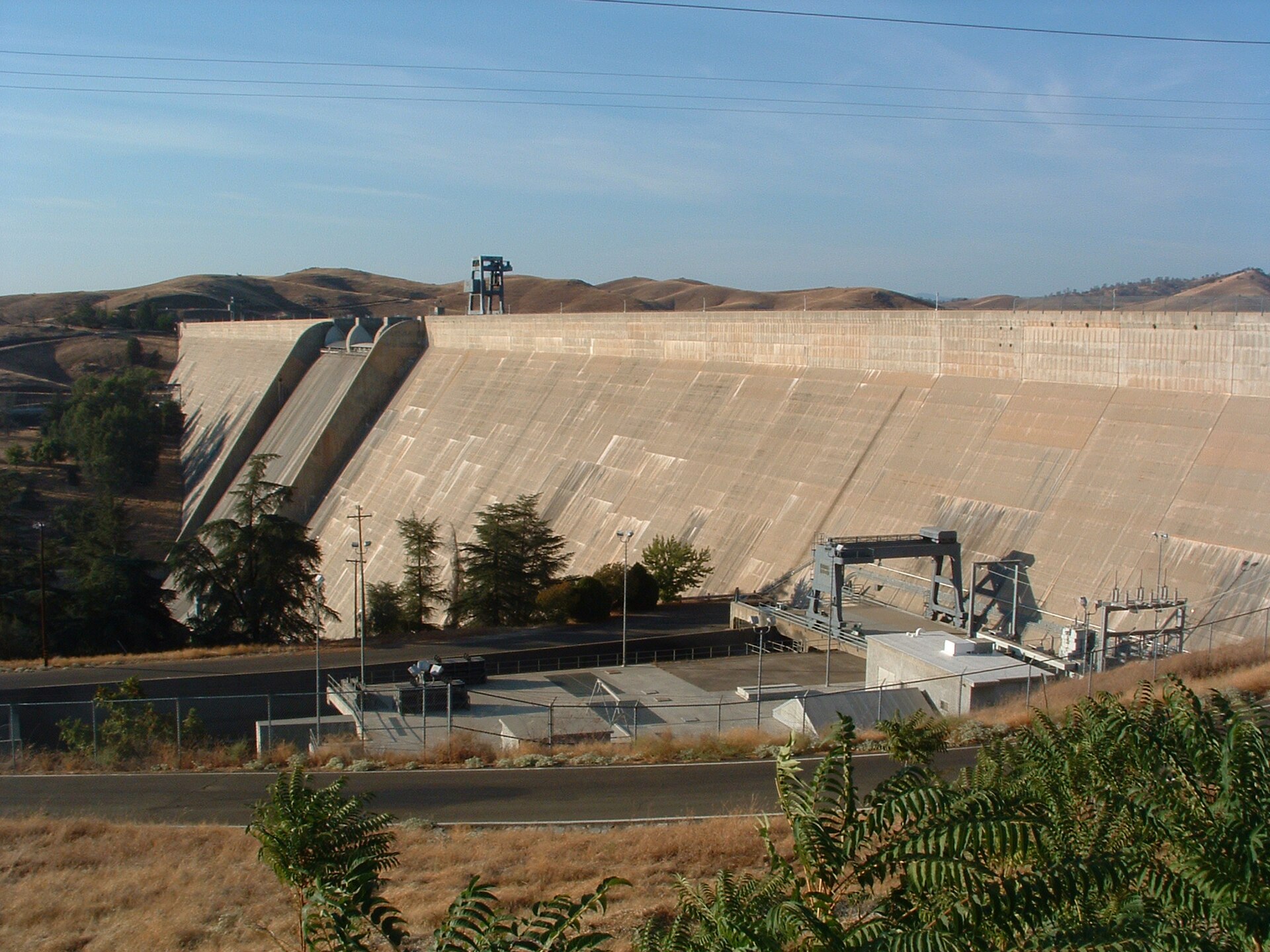 Friant Dam in Friant, CA. Date: 9/10/2003 Copyright: The photograph is released under GFDL and cc-by-sa-2.5 — California