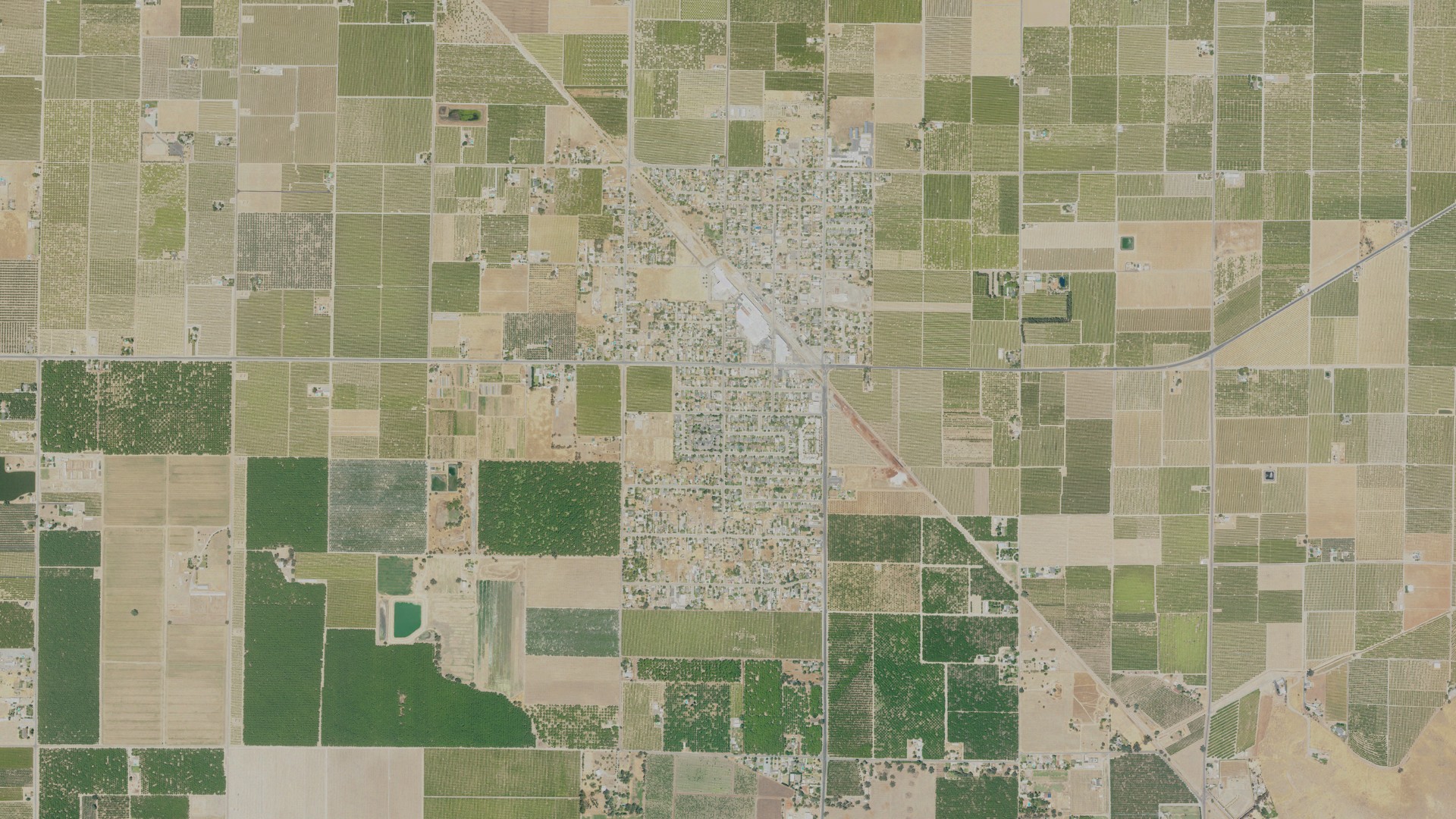 Natural-color aerial photograph of land around Ivanhoe, California