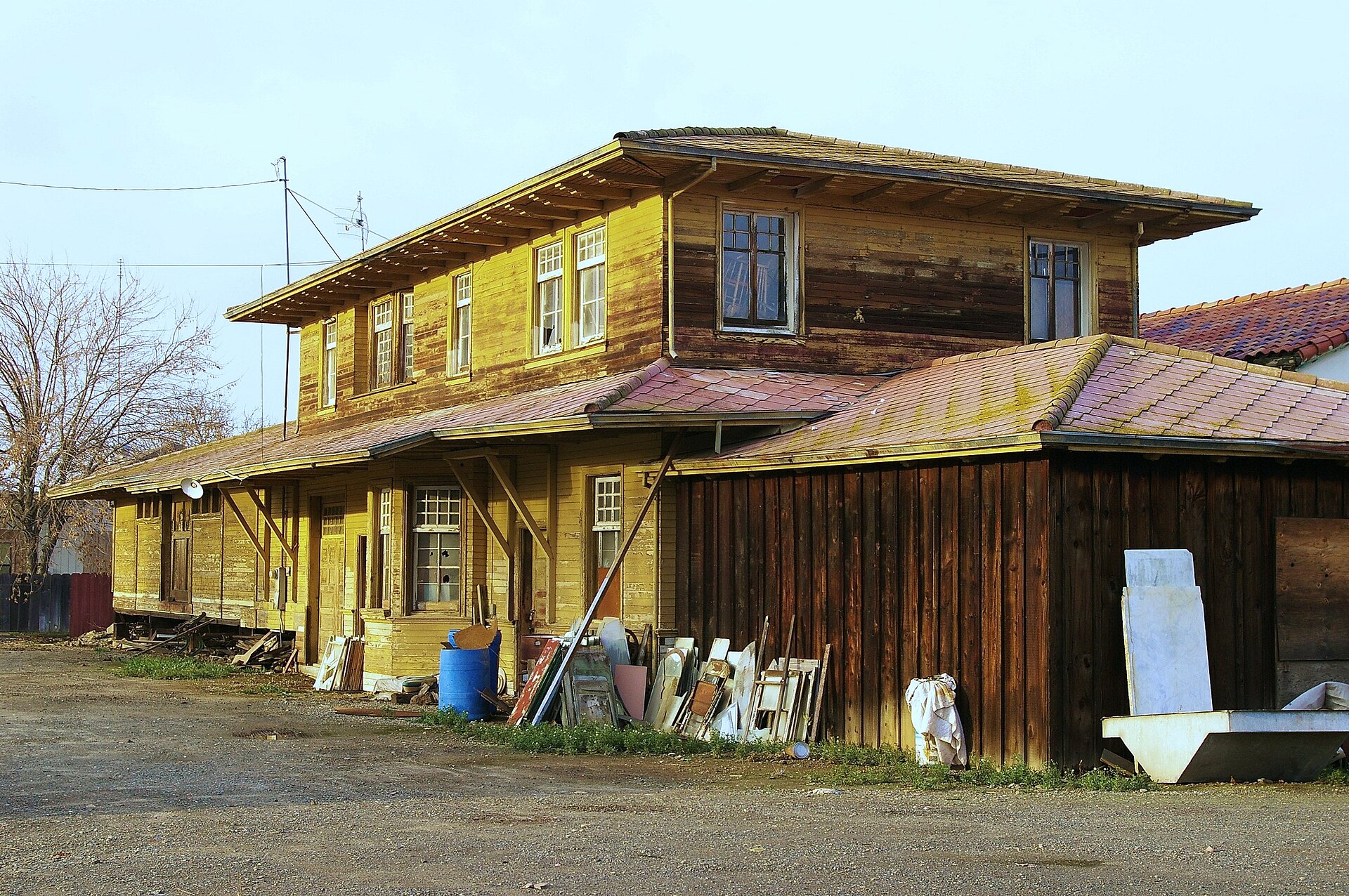 The former Le Grand station building in January 2008 — California