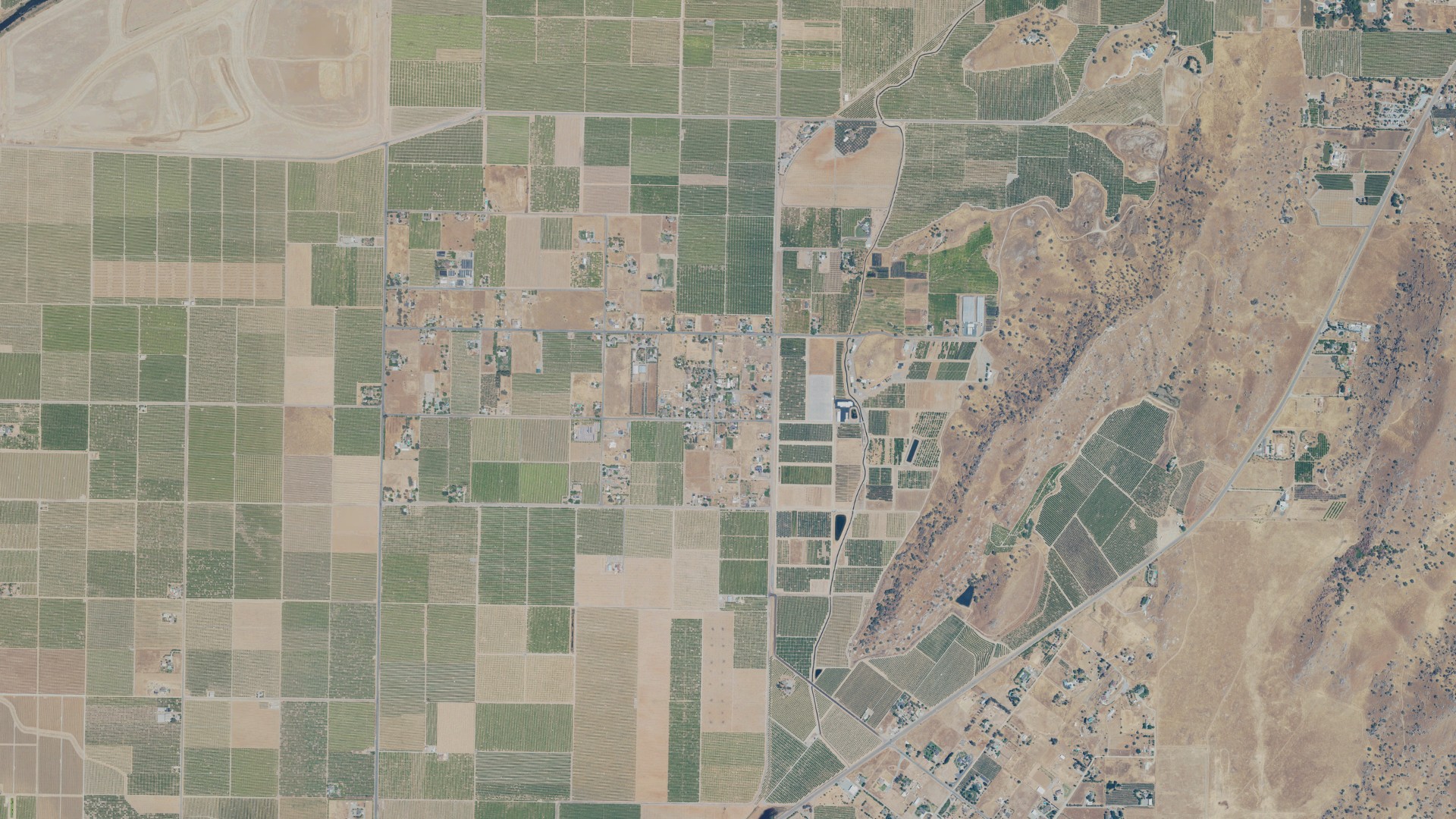Natural-color aerial photograph of land around Lindcove, California