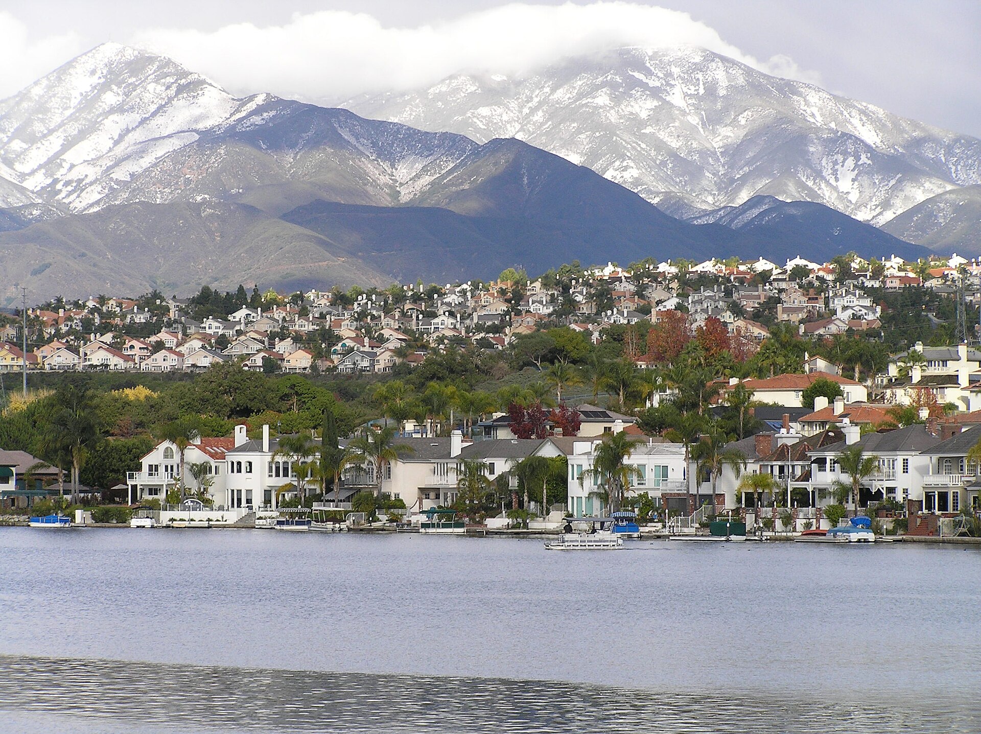 Saddleback Mountain unusually covered in snow over Lake Mission Viejo. — California