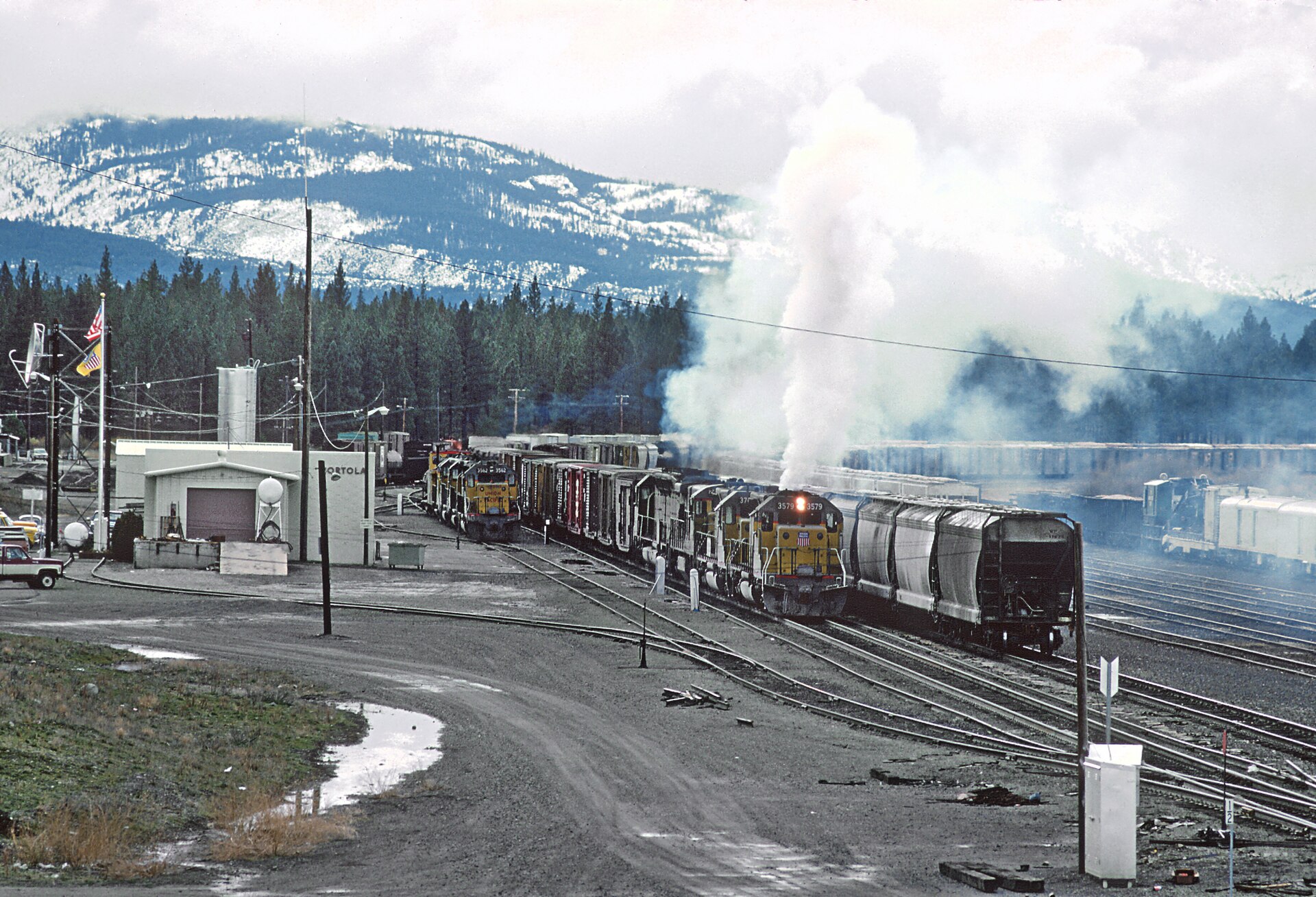 Union Pacific SD40-2 3579, SD40-2 3760, C30-7 2400, and DDA40X 6943 Portola, CA in November 1984. A Roger Puta Photograph — California
