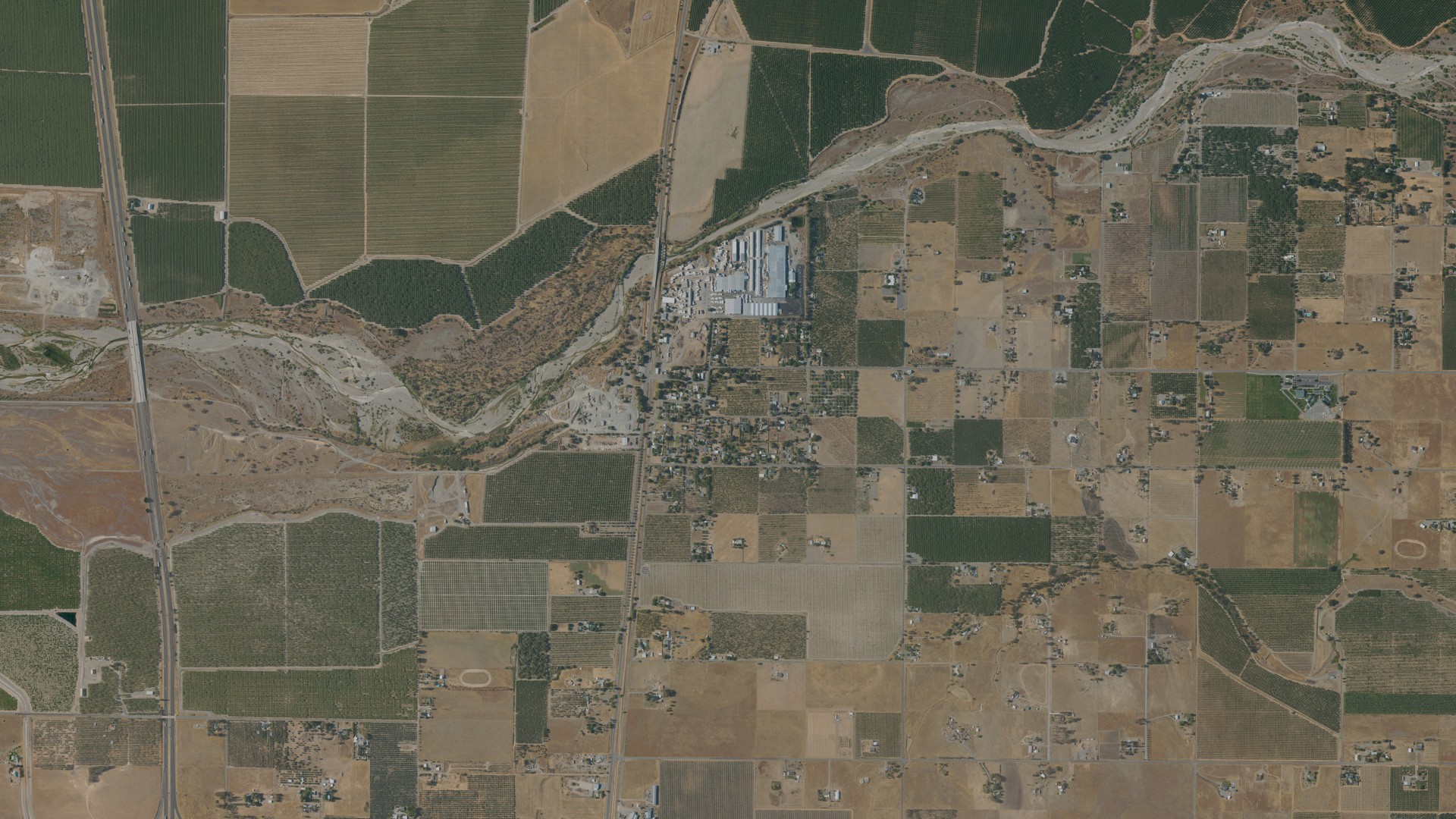 Natural-color aerial photograph of land around Richfield, California