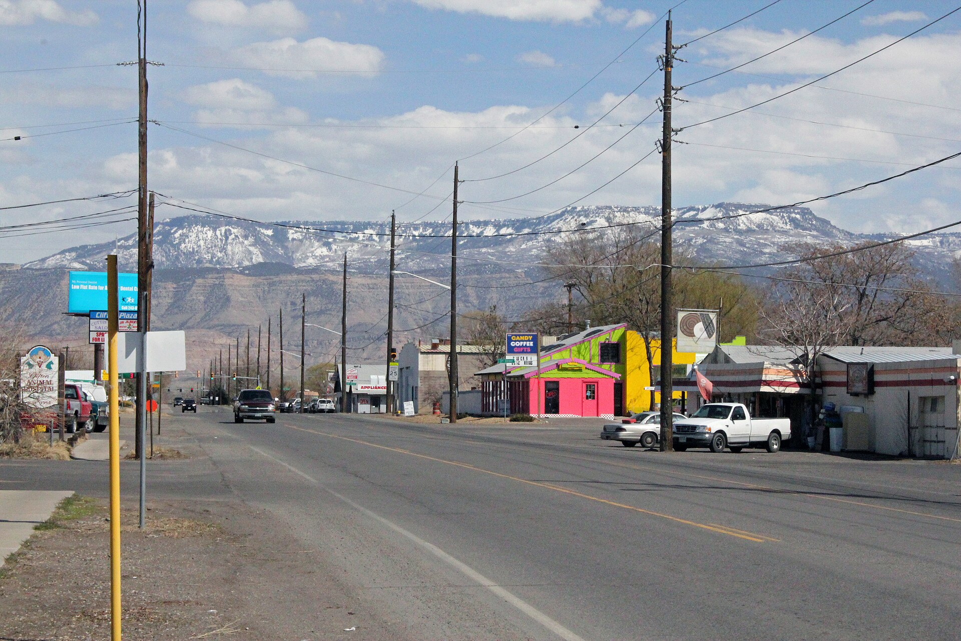 F Road (U.S. Highway 6) in Clifton, Colorado. Grand Mesa appears in the distance.