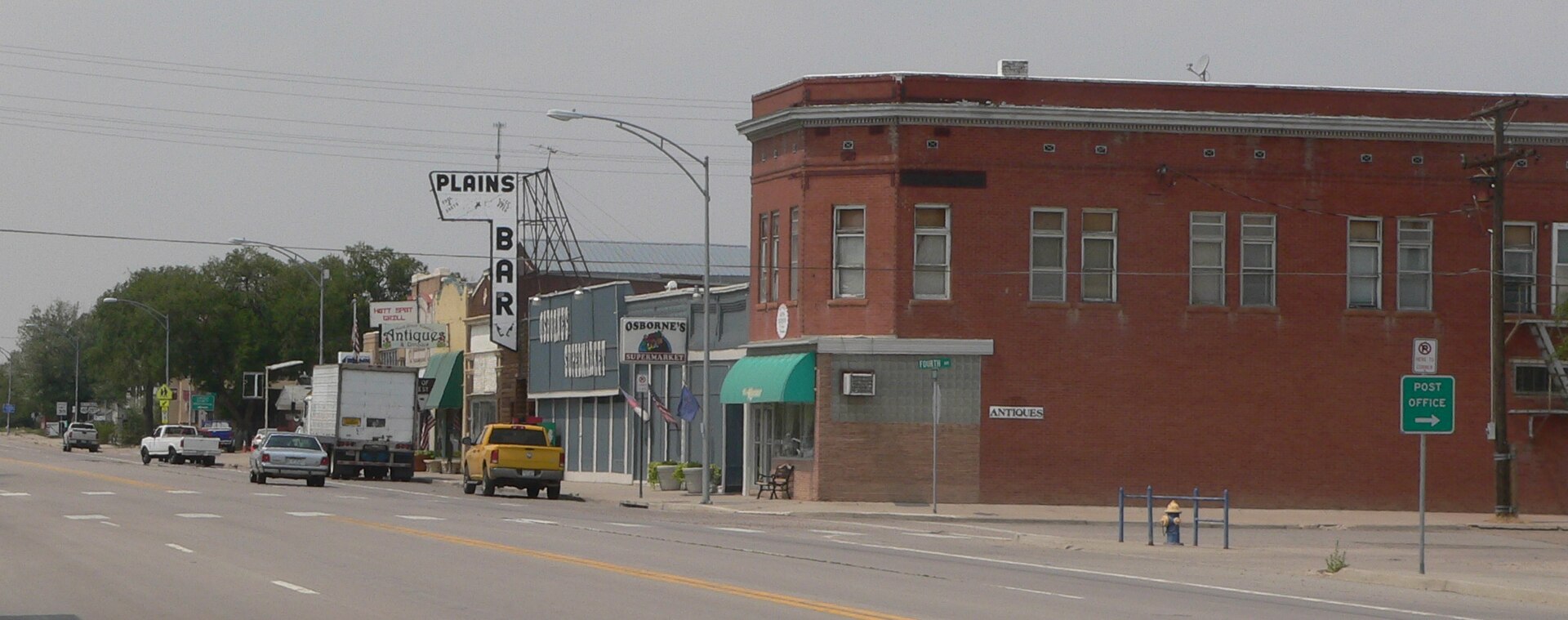 Downtown Hugo, Colorado: camera is facing northwest along 4th Street (U.S. Highway 40/287).