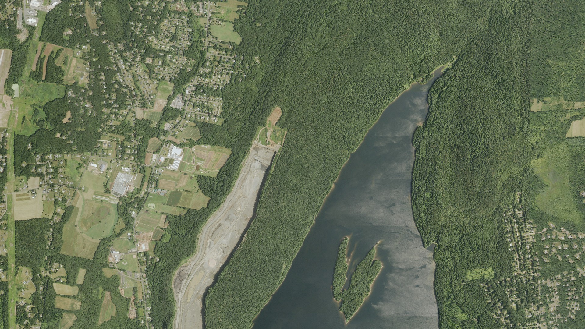 Natural-color aerial photograph of land around North Branford, Connecticut