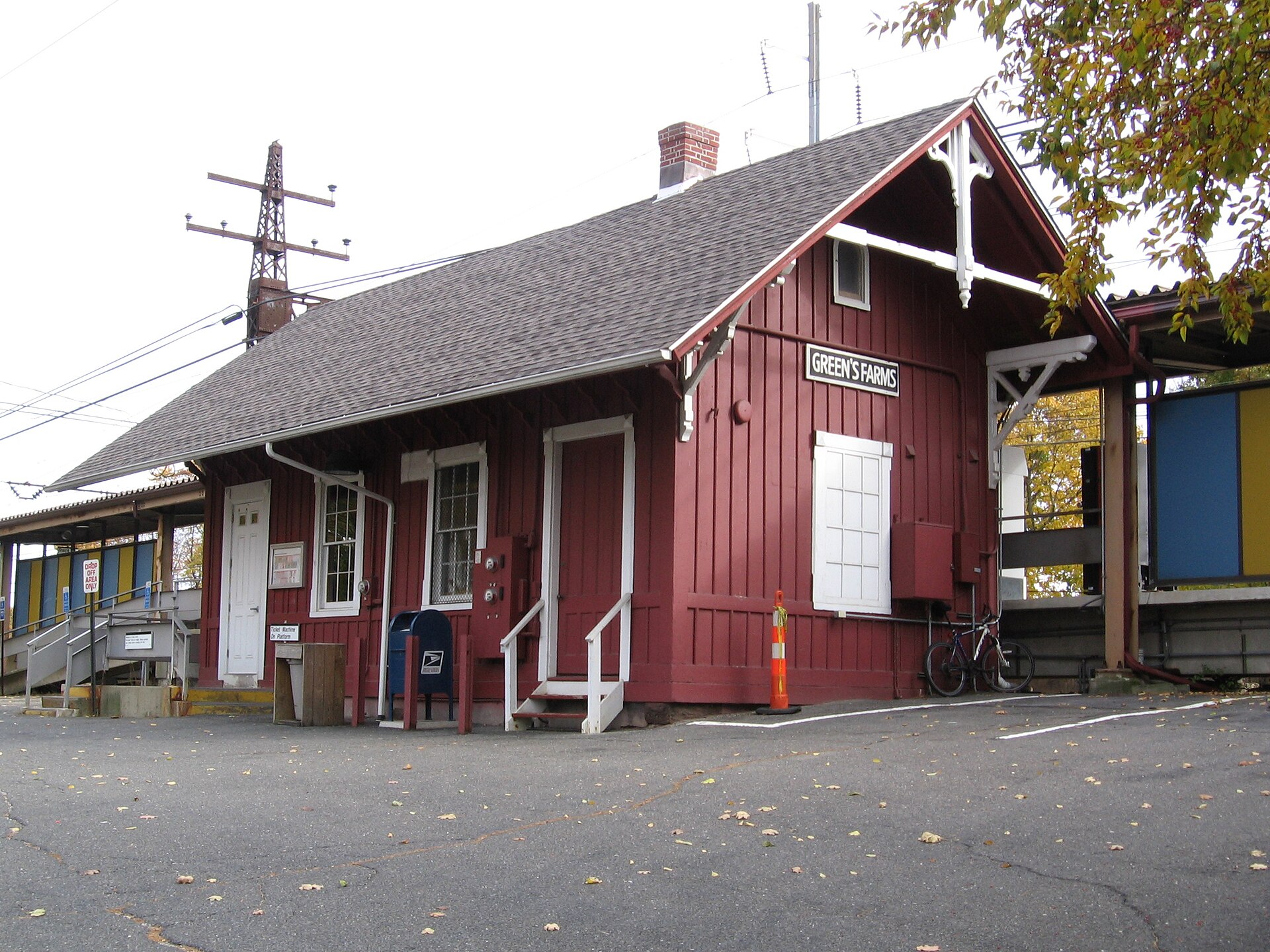 Station house, seen from northwest, Green's Farms (Metro-North station) in the Greens Farms section of Westport, Connecticut.