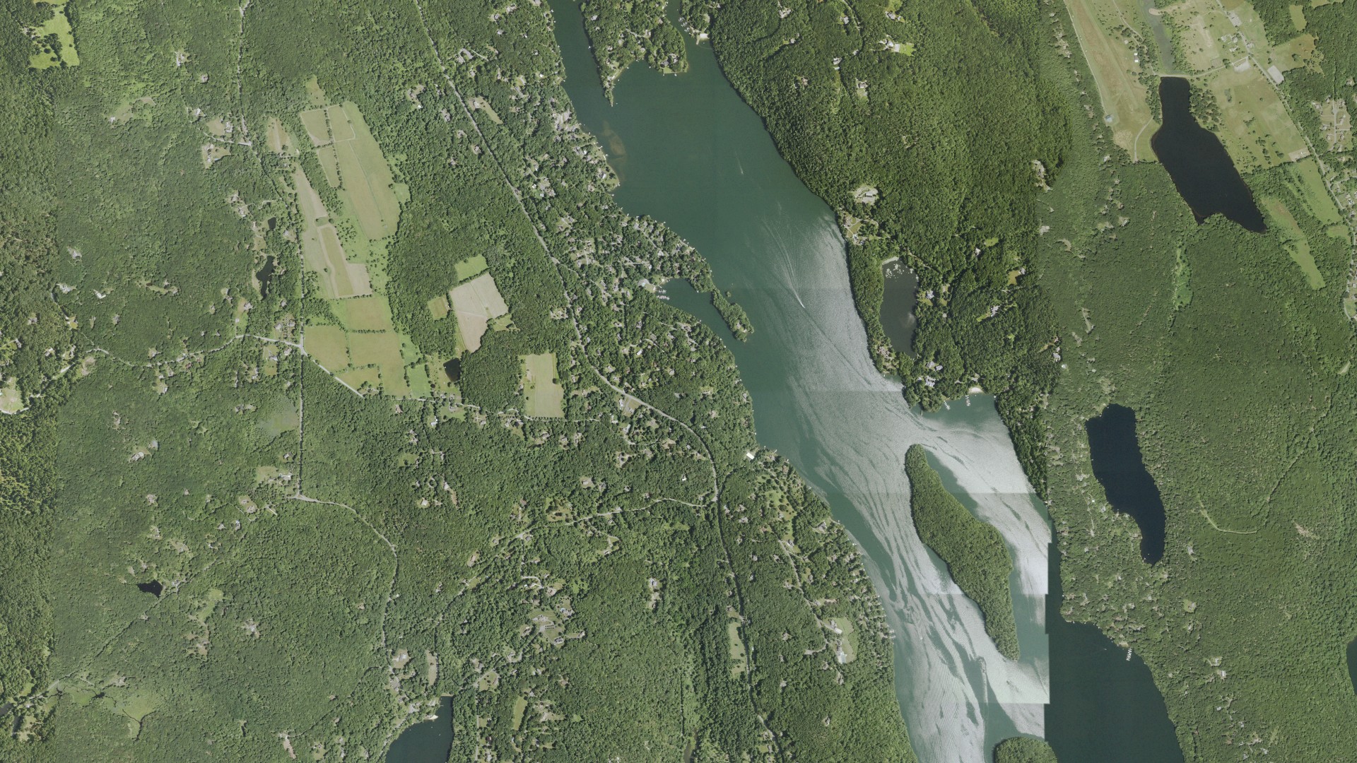 Natural-color aerial photograph of land around Lakeside Woods, Connecticut