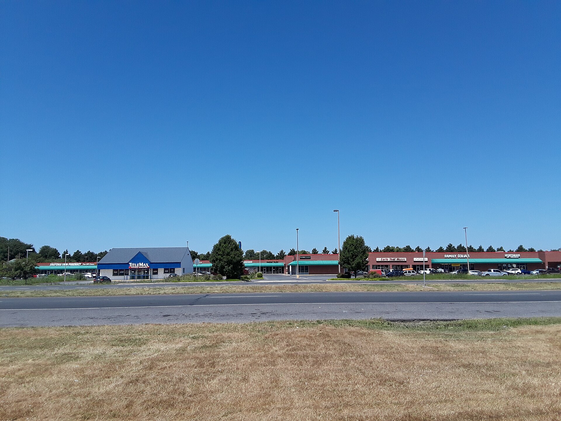Shopping center along the southbound lanes of US 13 in Delmar, Delaware.