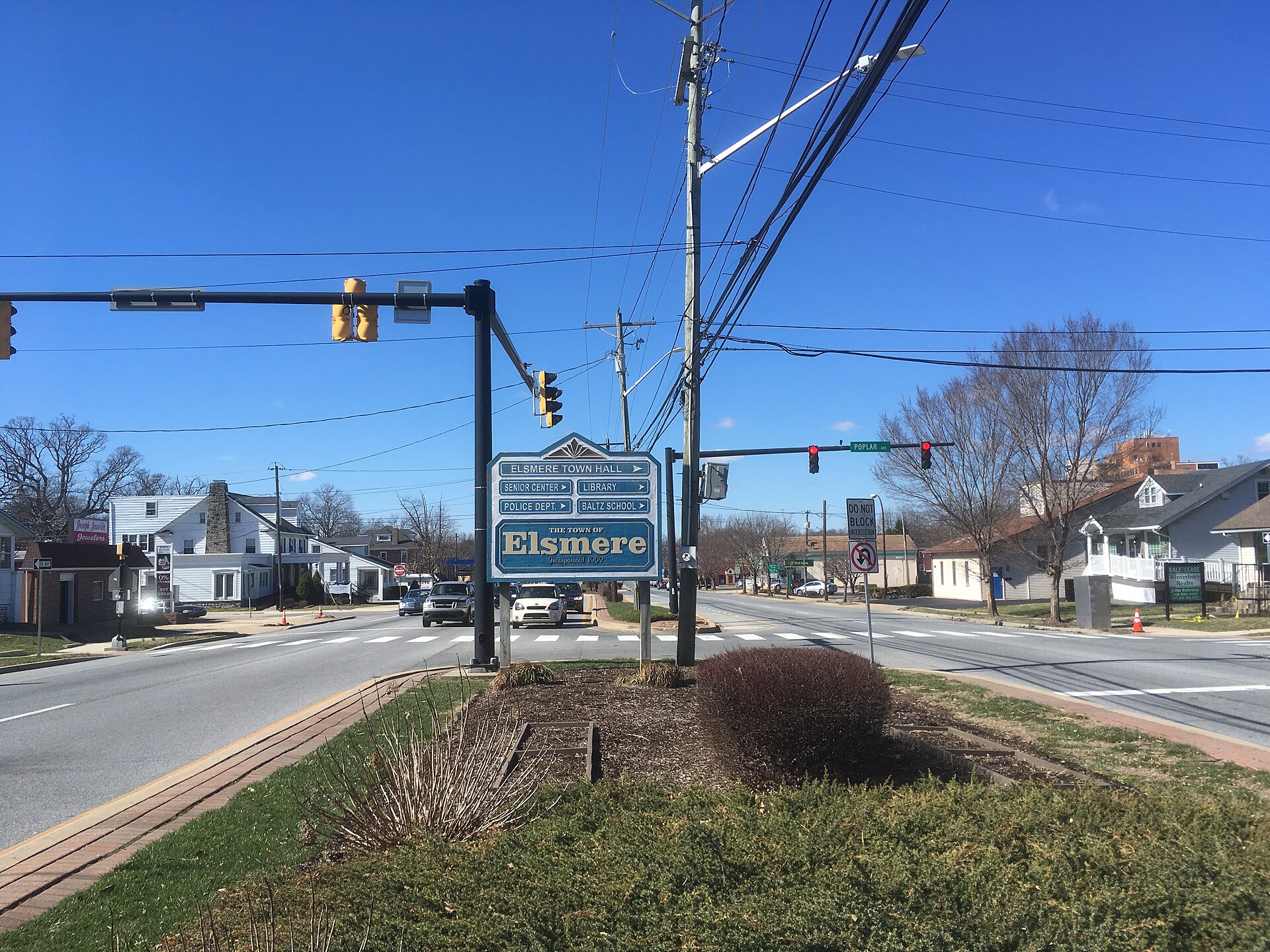 Westbound Delaware Route 2 (Kirkwood Highway) at the intersection with Poplar Avenue in Elsmere, Delaware