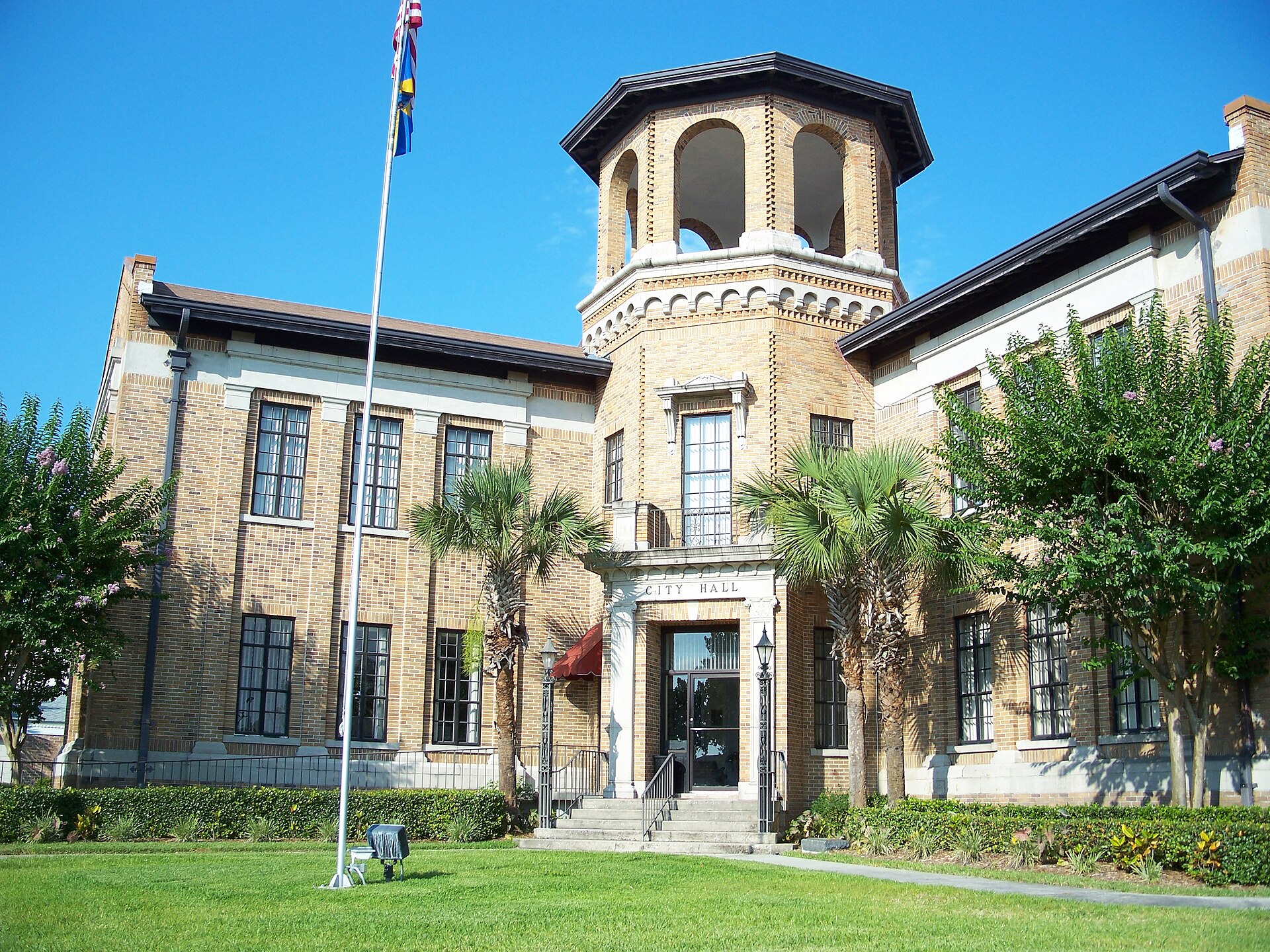 Auburndale: City hall This is an image of a place or building that is listed on the National Register of Historic Places in the United States of America. Its reference number is 13000964 (Wikidata). — Florida