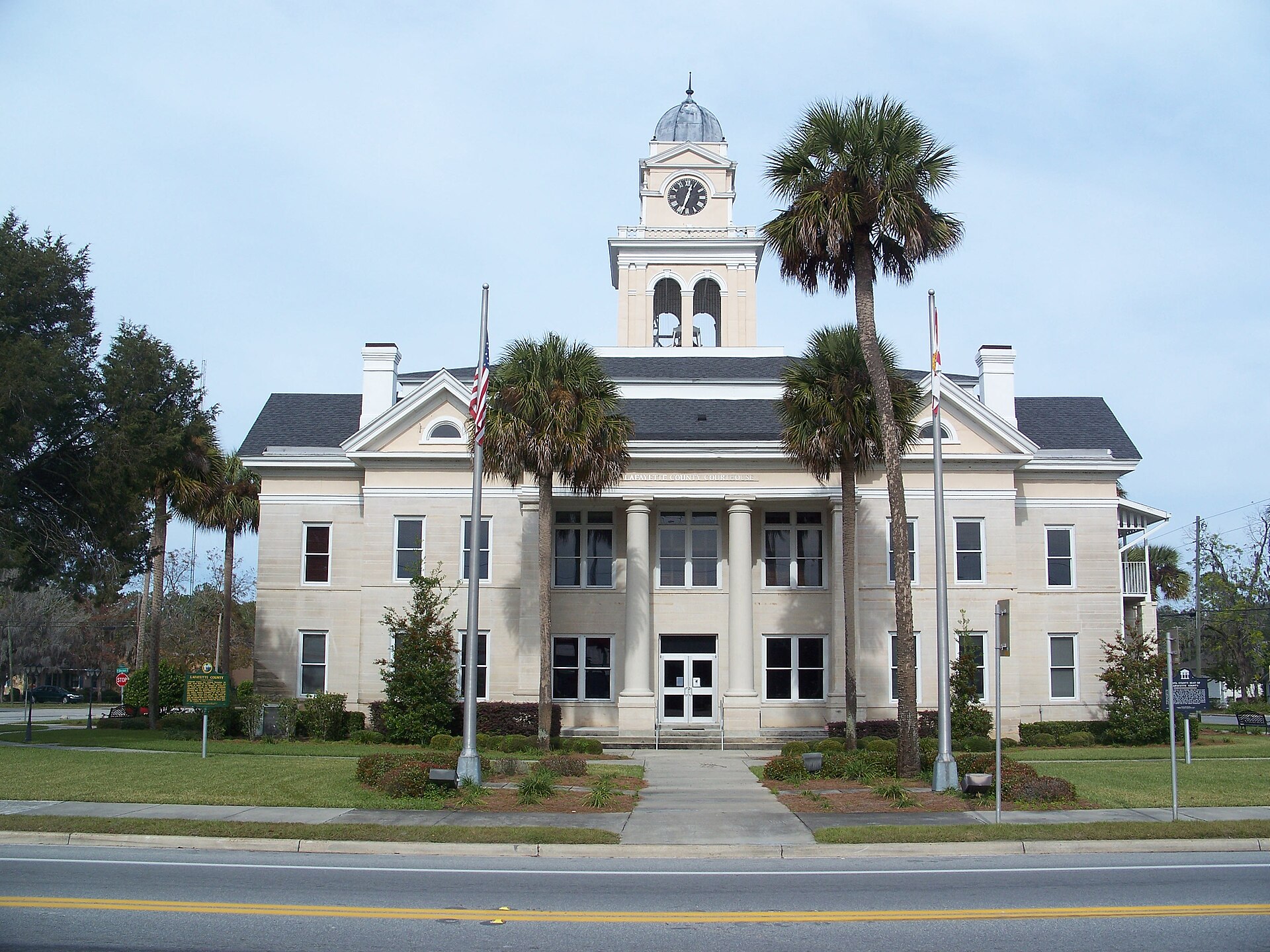 Mayo, Florida: Current Lafayette County Courthouse.