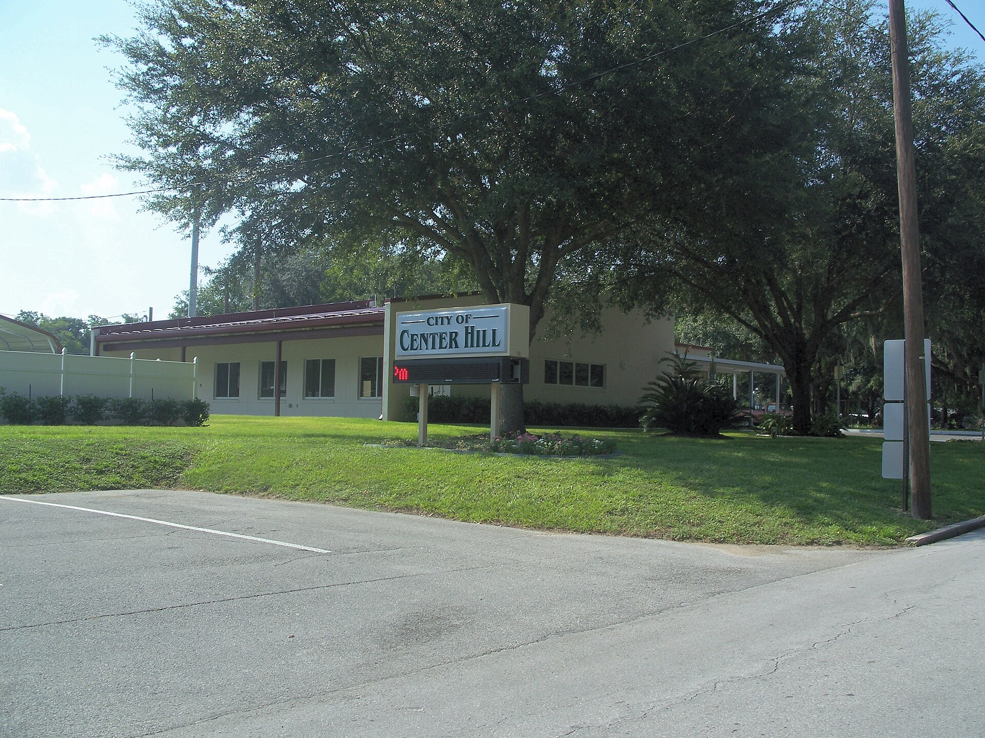 Center Hill, Florida: Police station and city hall.