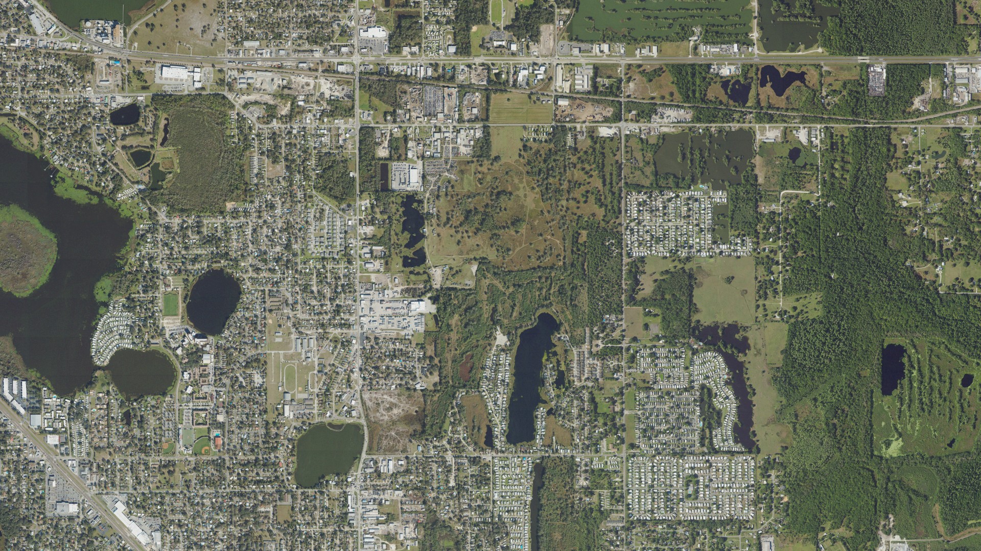 Natural-color aerial photograph of land around Crystal Lake, Florida