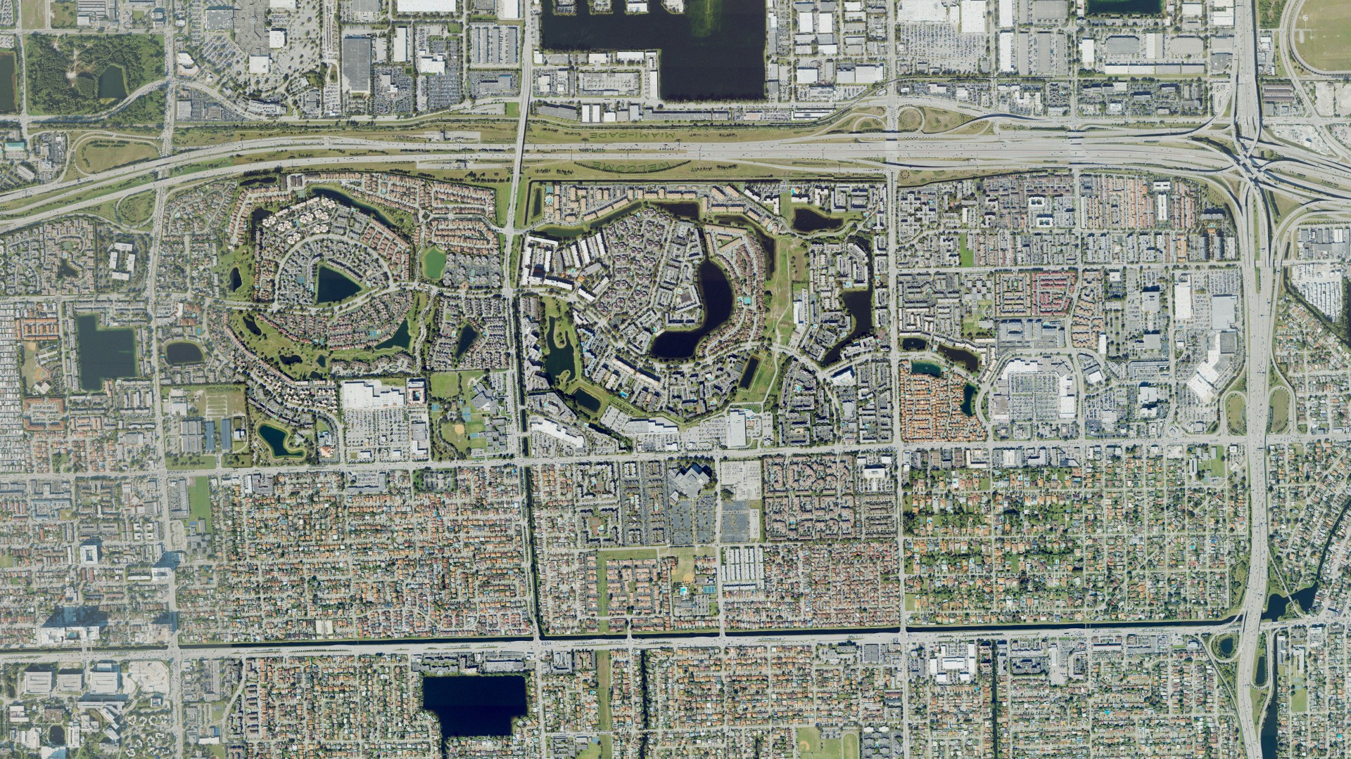 Natural-color aerial photograph of land around Fountainebleau, Florida
