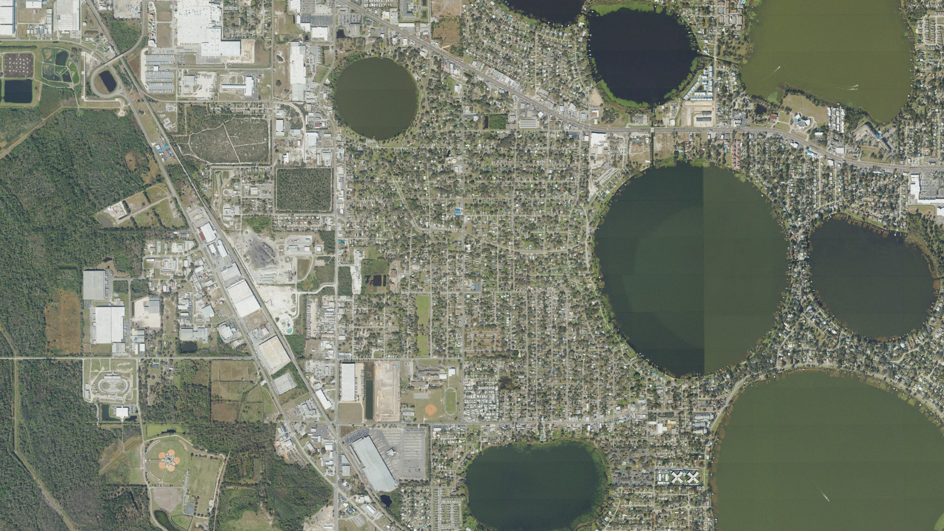Natural-color aerial photograph of land around Inwood, Florida