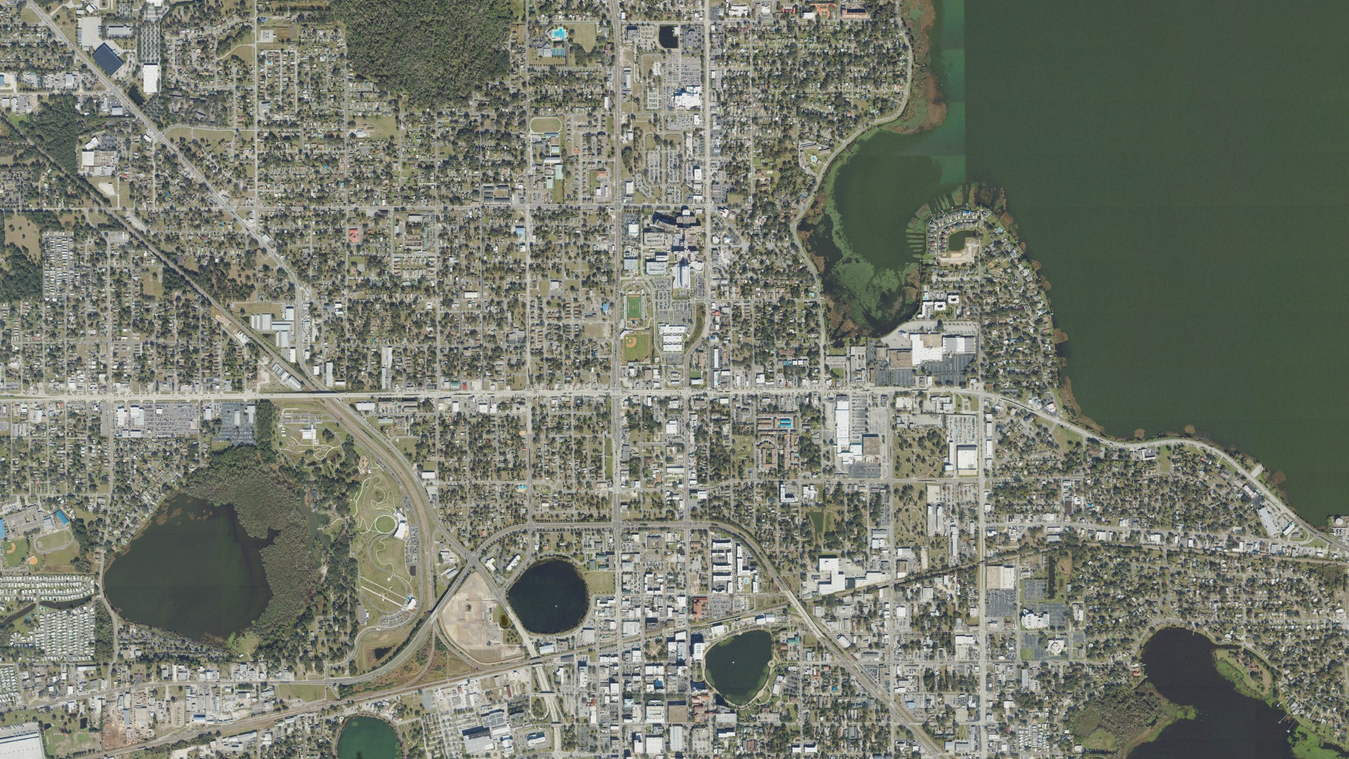 Natural-color aerial photograph of land around Lakeland, Florida