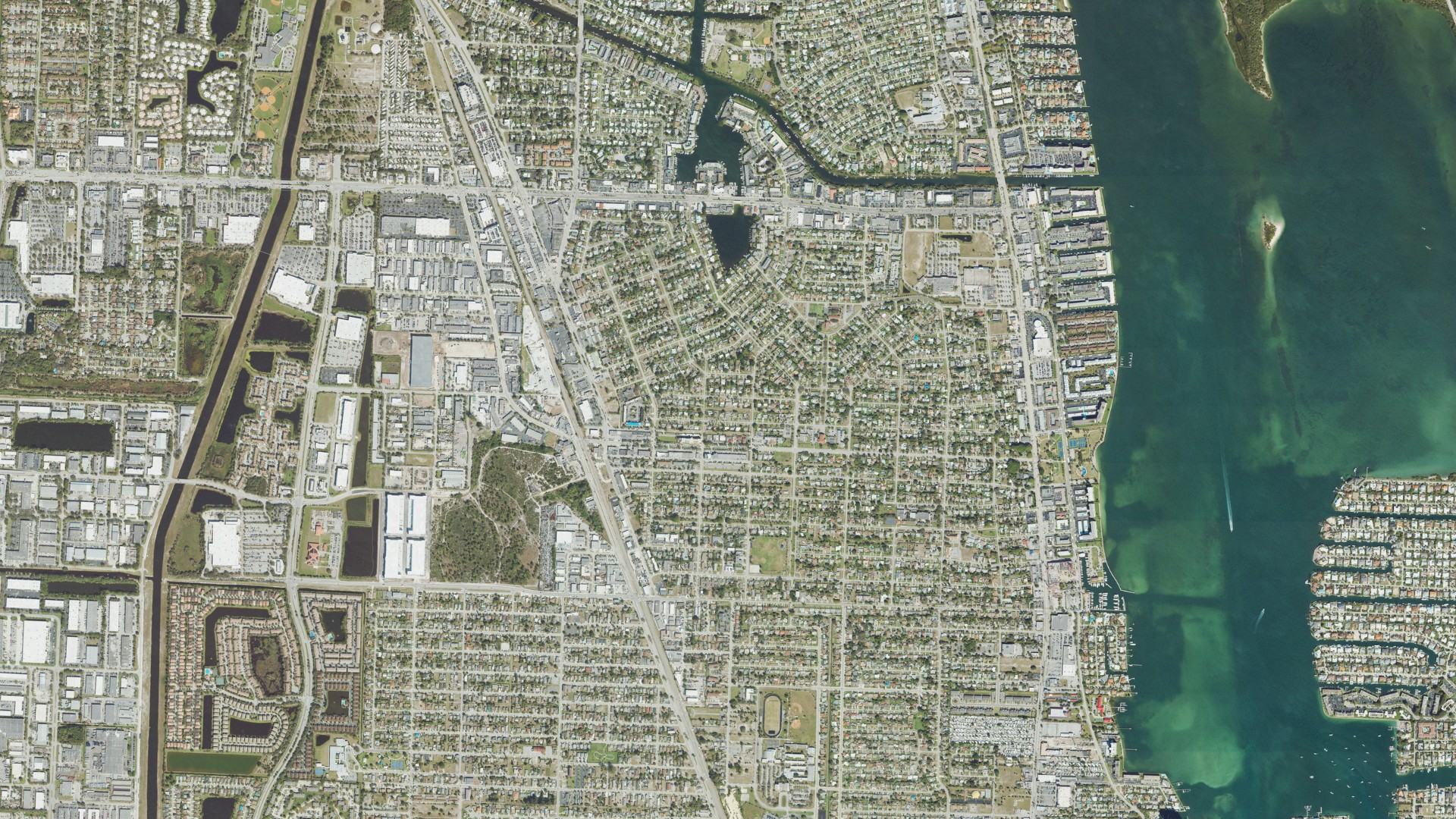 Natural-color aerial photograph of land around Lake Park, Florida