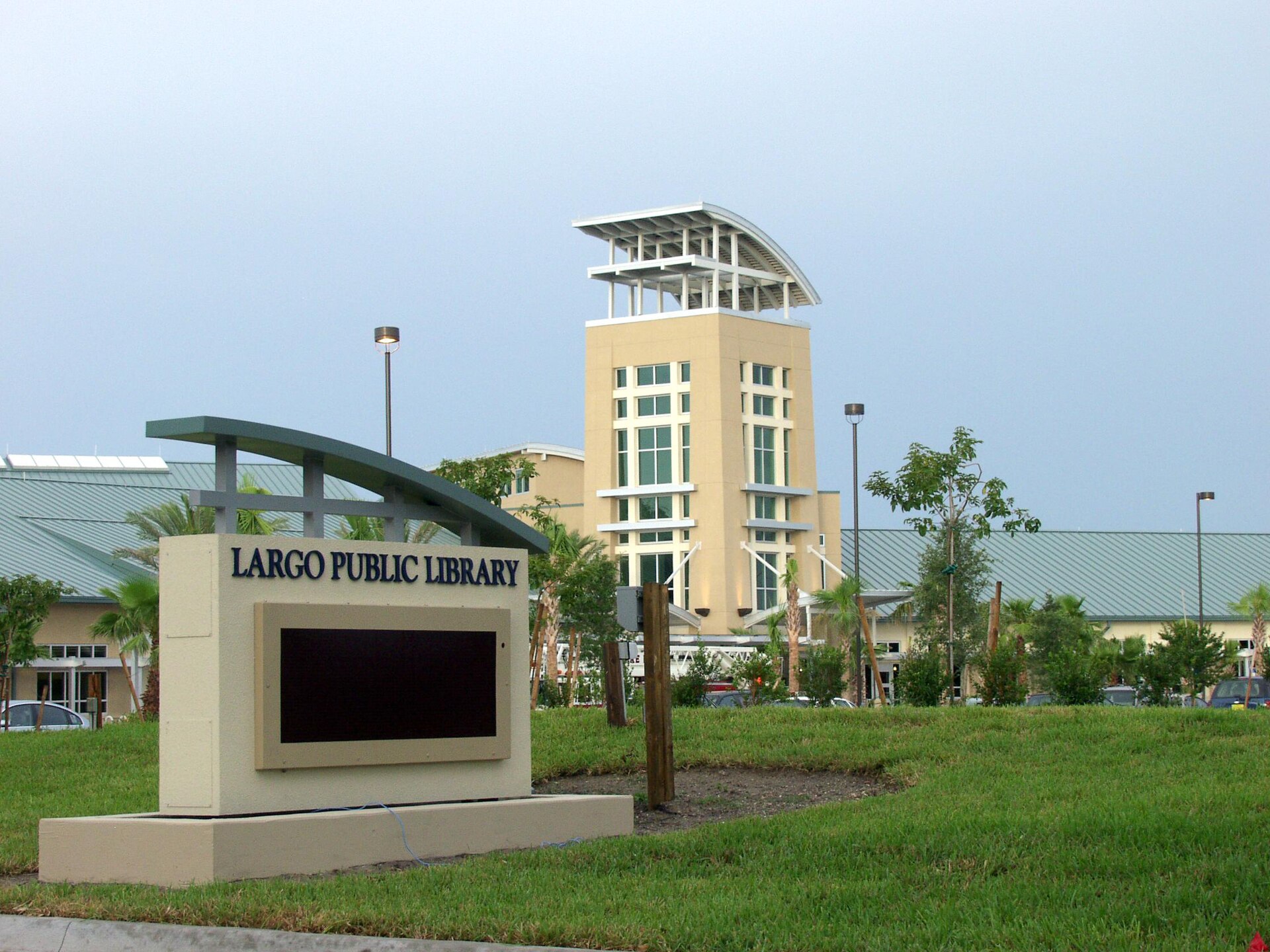 Largo, Florida's new 90,000+ sq ft public library, opened July 31st, 2005. (2005-08-05T1925EDT; Olympus E-10; 19mm; 1/320@f/4, ISO 80; photoedited in Picasa)