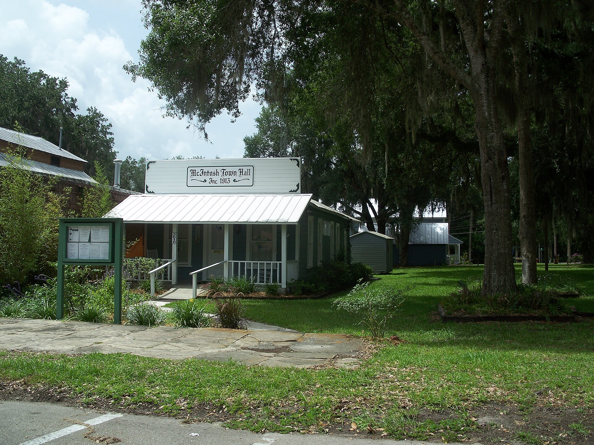 McIntosh, Florida: McIntosh Historic District: Town hall.