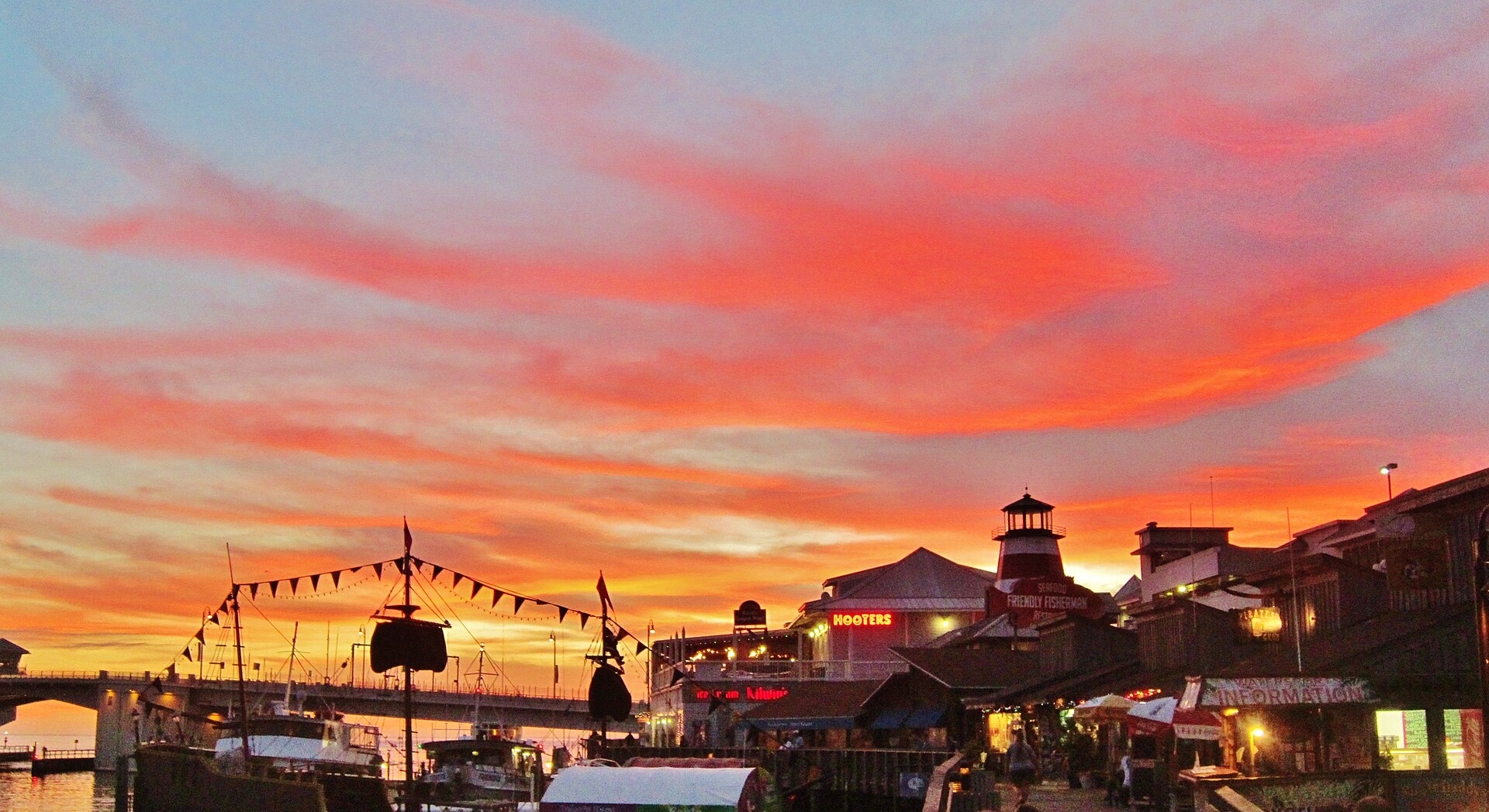 Red sky over the boardwalk at Madeira Beach, florida. Quand le ciel rougit la journée qui achève...