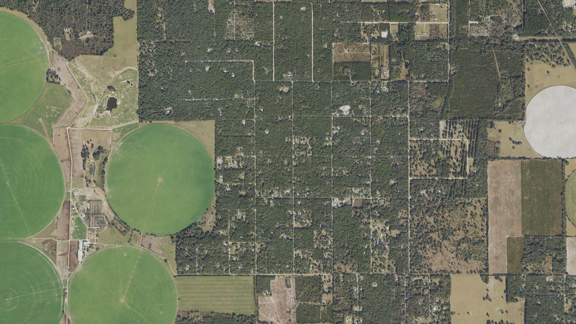 Natural-color aerial photograph of land around Manatee Road, Florida