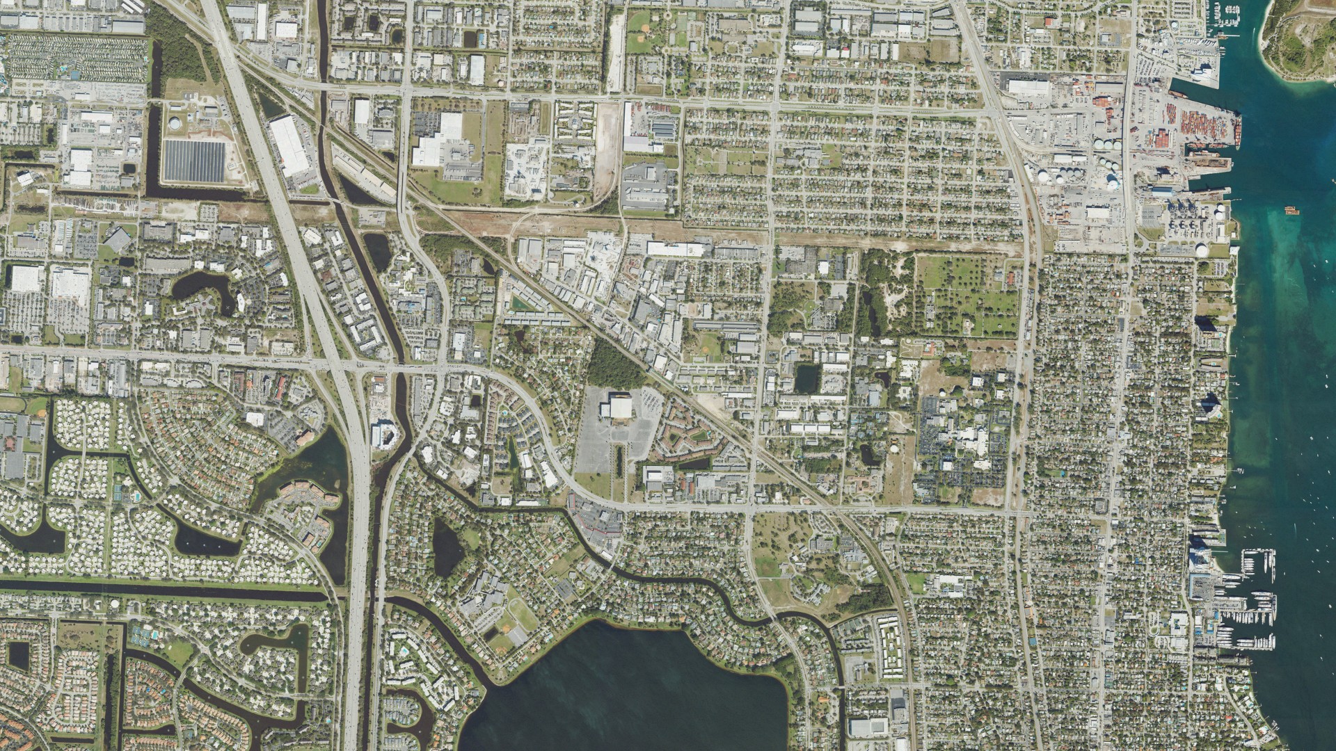 Natural-color aerial photograph of land around Mangonia Park, Florida