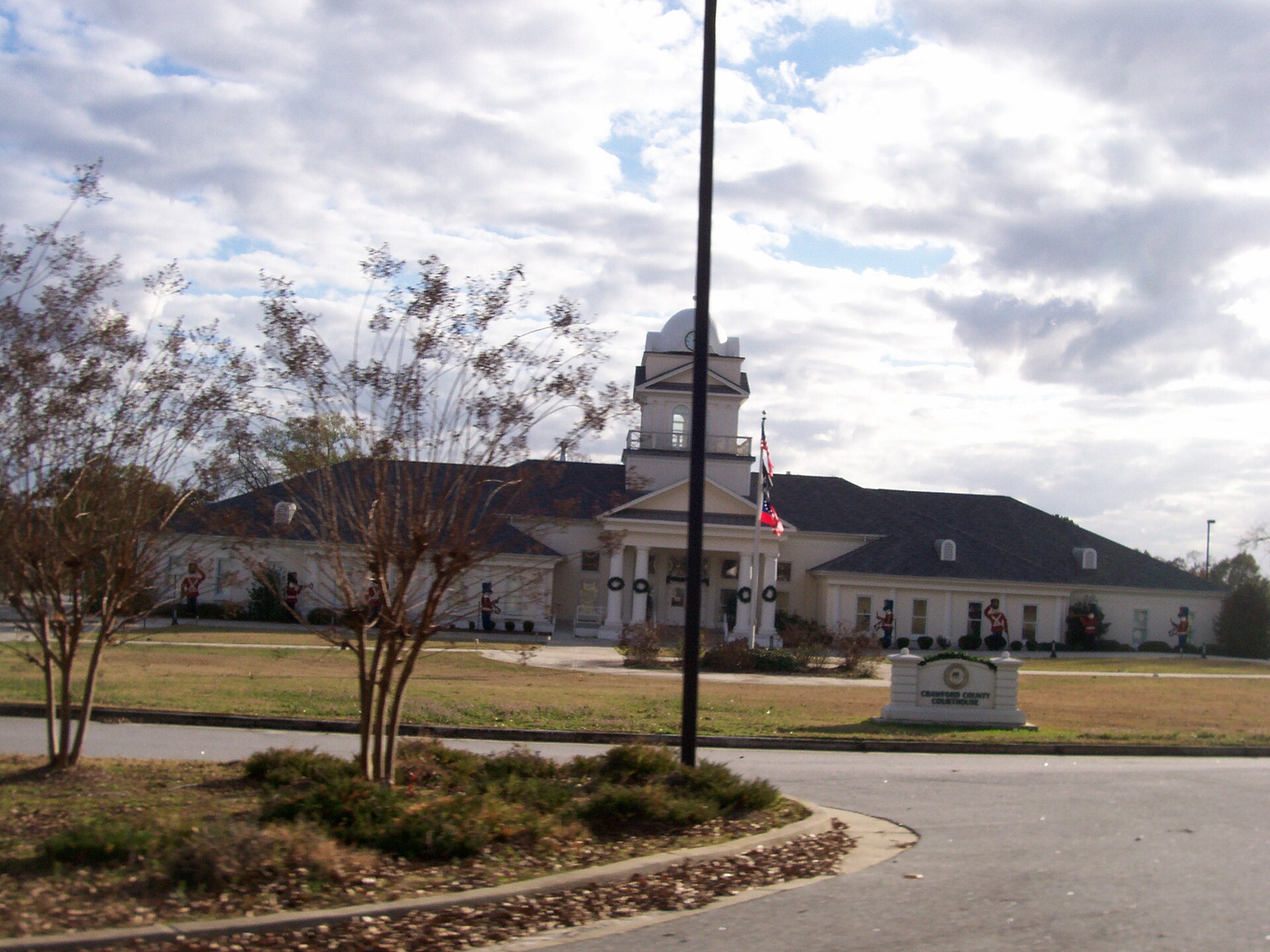 The New Crawford County Courthouse in Knoxville, Georgia, with that stupid poll that just HAAAD to get in there.