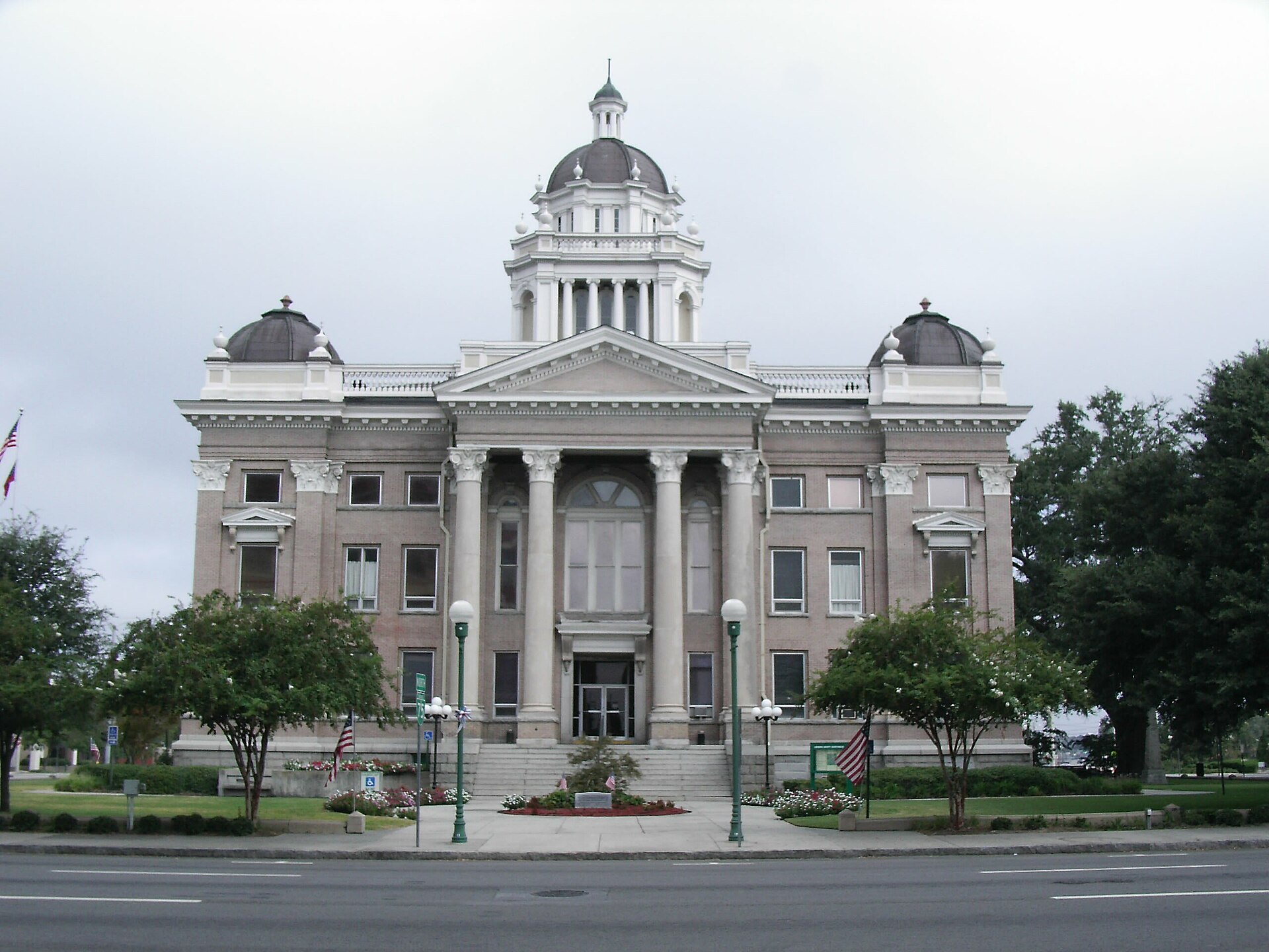 Picture by Michael Rivera (self) of Lowndes County Courthouse in Valdosta, GA — Georgia