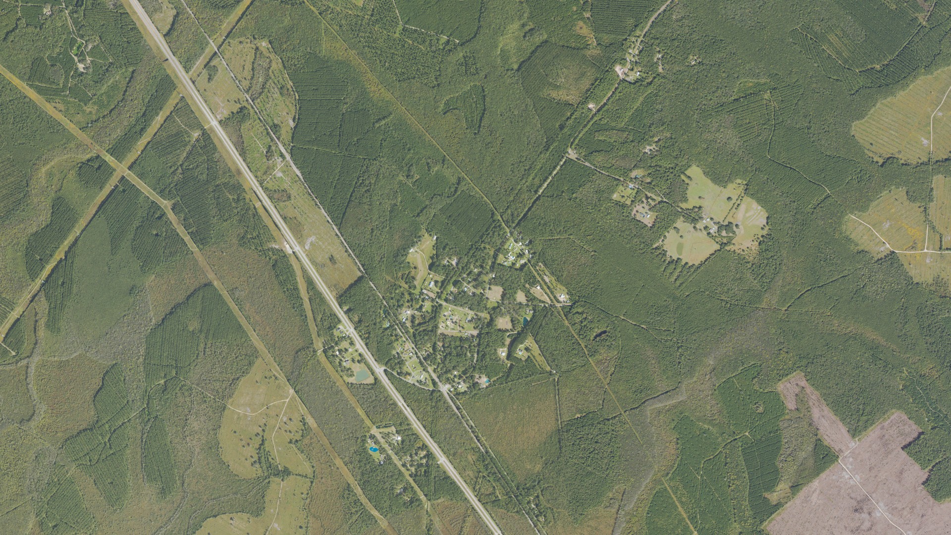 Natural-color aerial photograph of land around Everett, Georgia