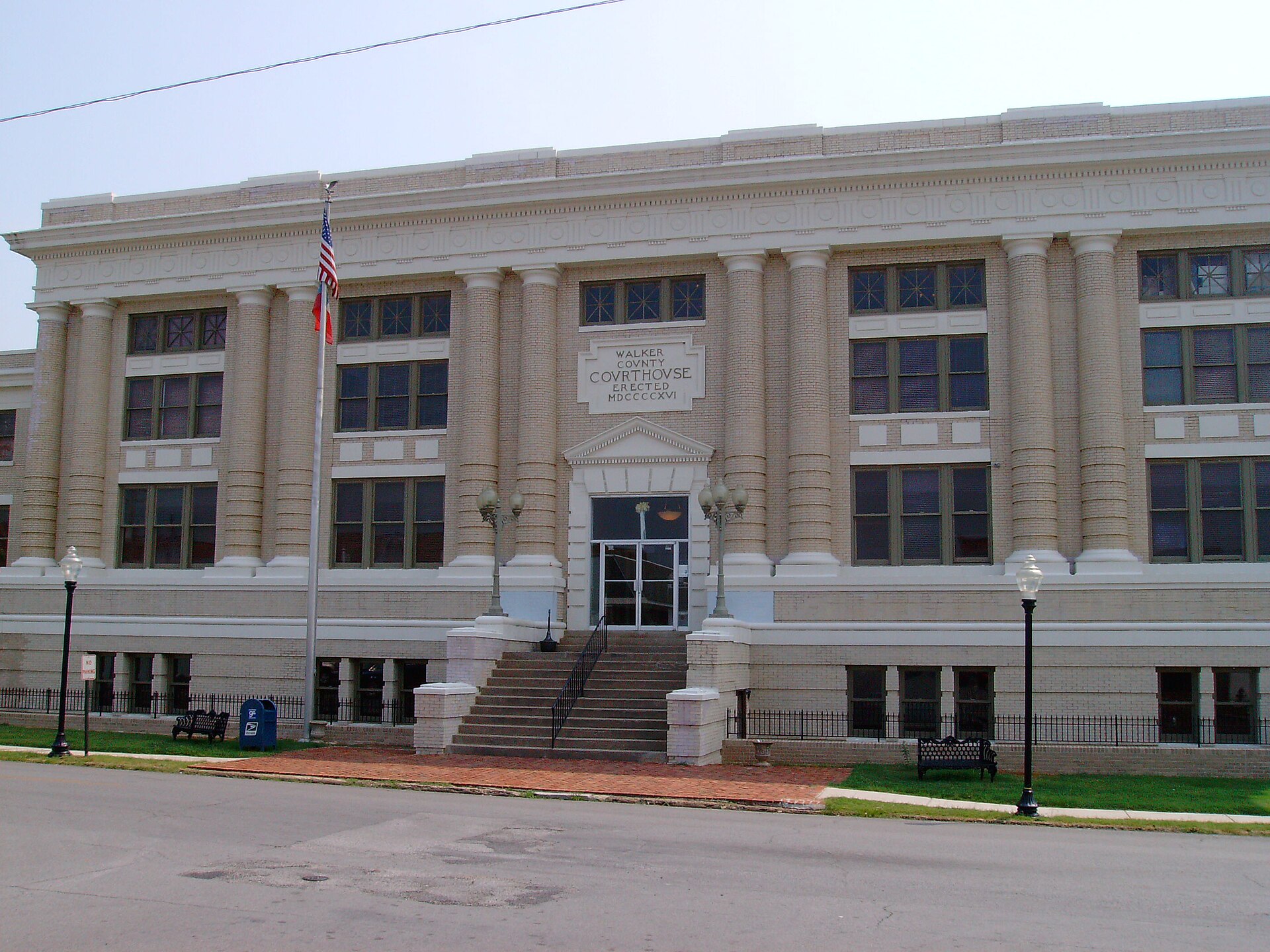 This is a photograph of the Walker County, GA courthouse in LaFayette Georgia.