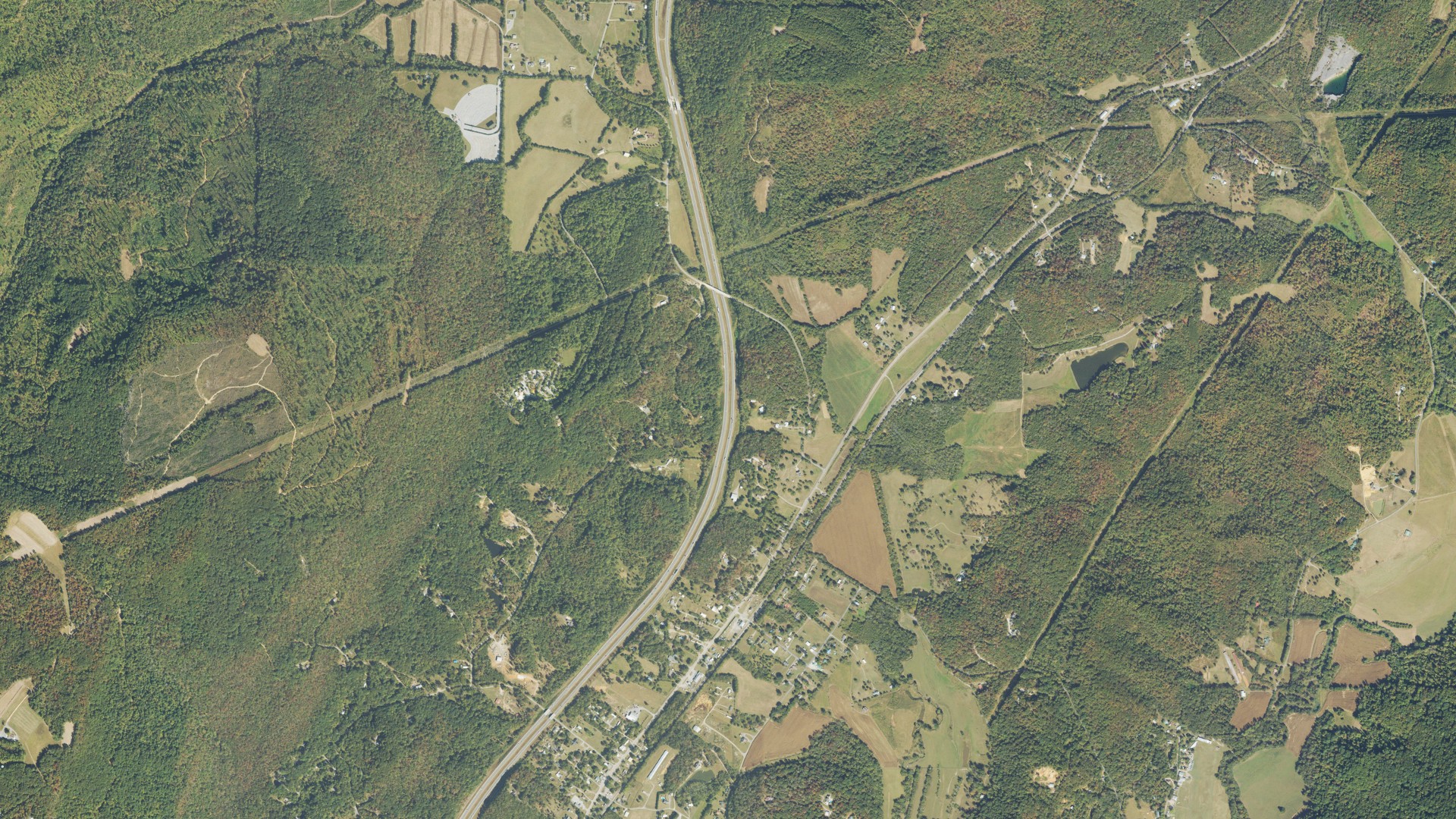 Natural-color aerial photograph of land around New England, Georgia