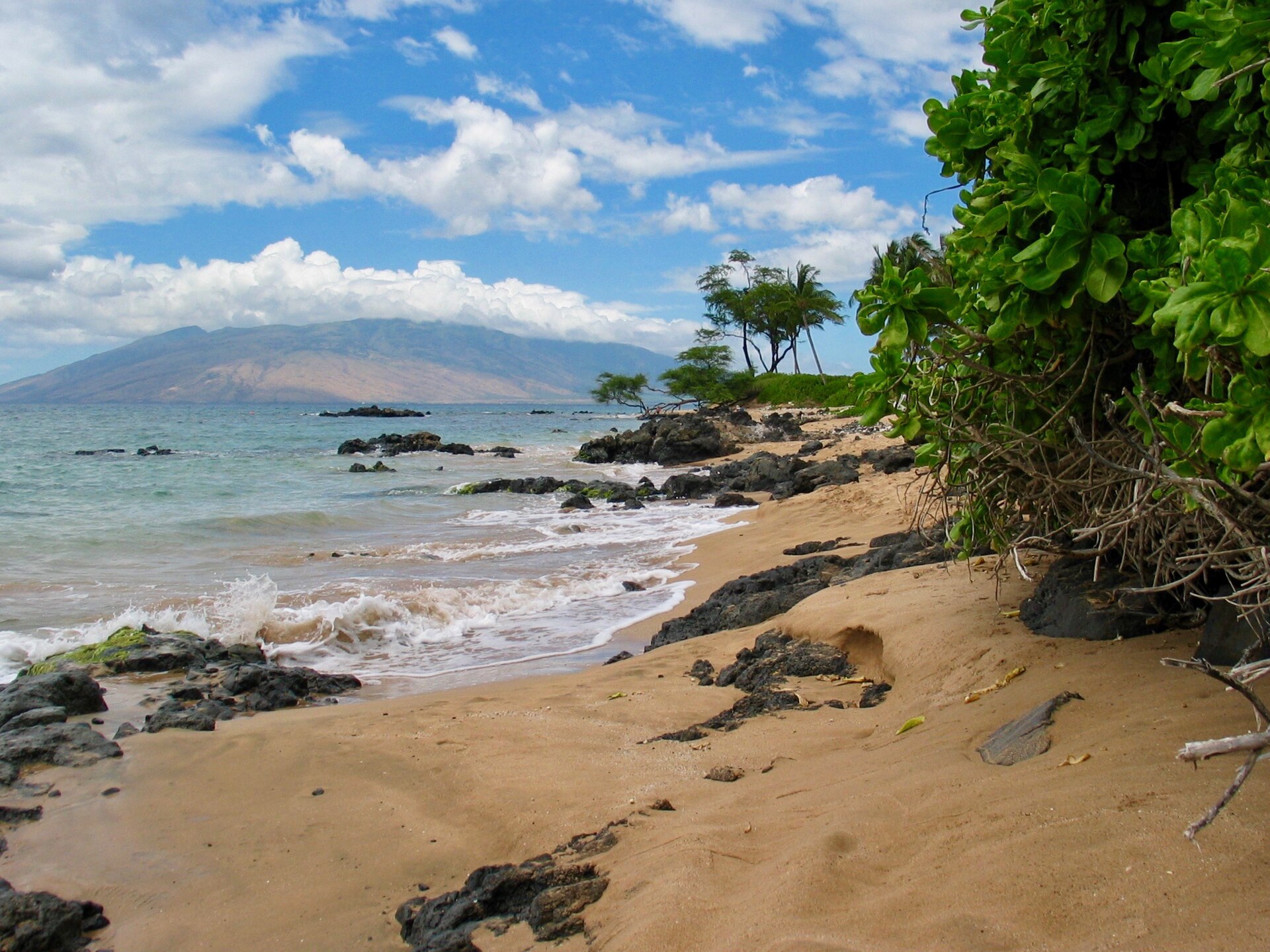 Kihei beach, in the background: West Maui Volcano. Camera: Canon Powershot G3 — Hawaii